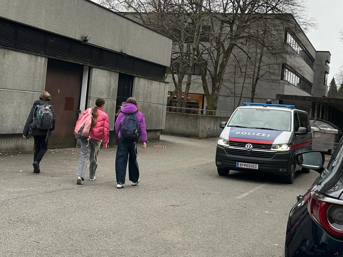 Schüler auf dem Weg zum Unterricht.