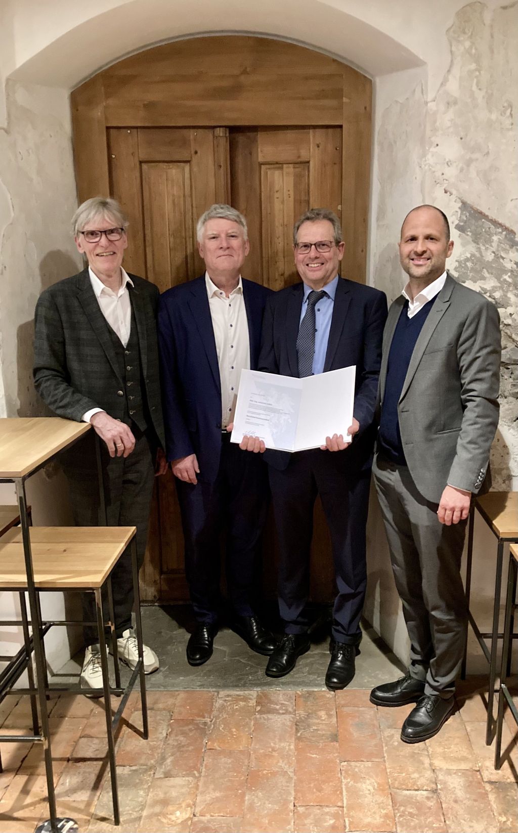 Die Verleihung fand im feierlichen Rahmen im Restaurant Moritz in Hohenems statt. Präs. KommR Wilfried Hopfner, VEM-Vorsitzender Dr. Alfred Felder, KommR DI Johannes Collini und Landesrat Mag. Marco Tittler