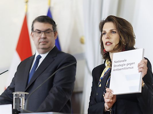 IKG-Präsident Deutsch und Ministerin Edtstadler