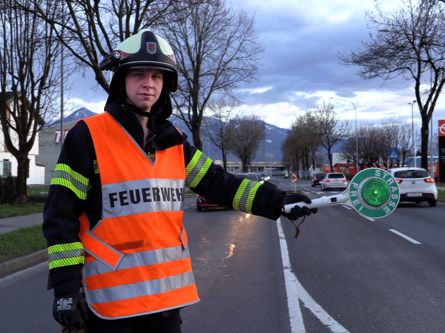 Die Straße war während den Aufräumarbeiten nur schwer passierbar.