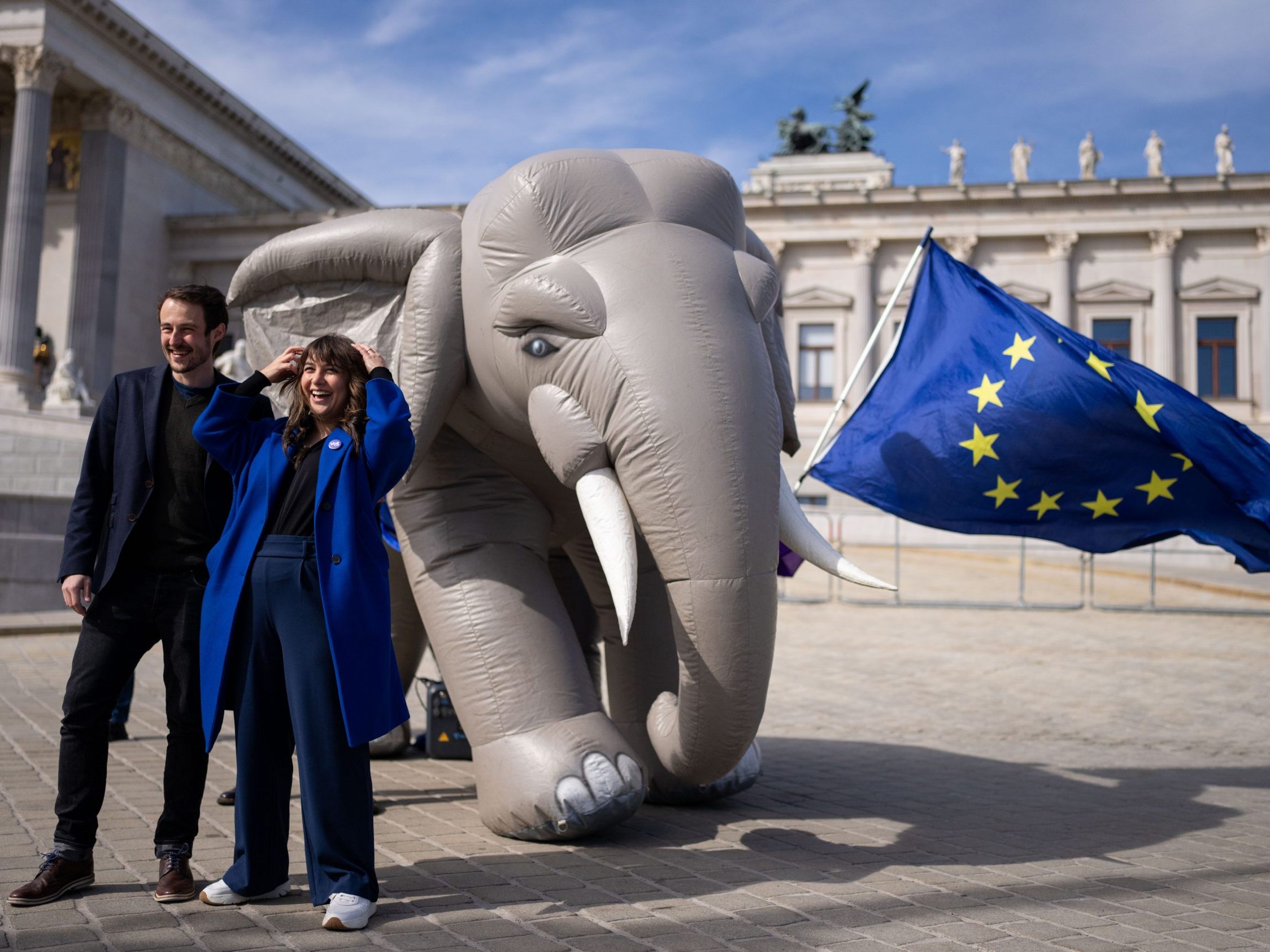 VOLT-Spitzenkandidaten Harrer und Tsiklauri vor dem Parlament in Wien.