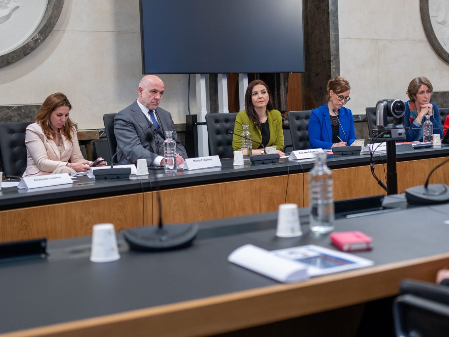 Reinhold Lopatka (ÖVP), Carmen Jeitler-Cincelli (ÖVP), Martin Engelberg (ÖVP), Ewa Ernst-Dziedzic (Grüne), Deva Zwitter (Grüne), Stephanie Krisper (NEOS) und Petra Bayr (SPÖ)
