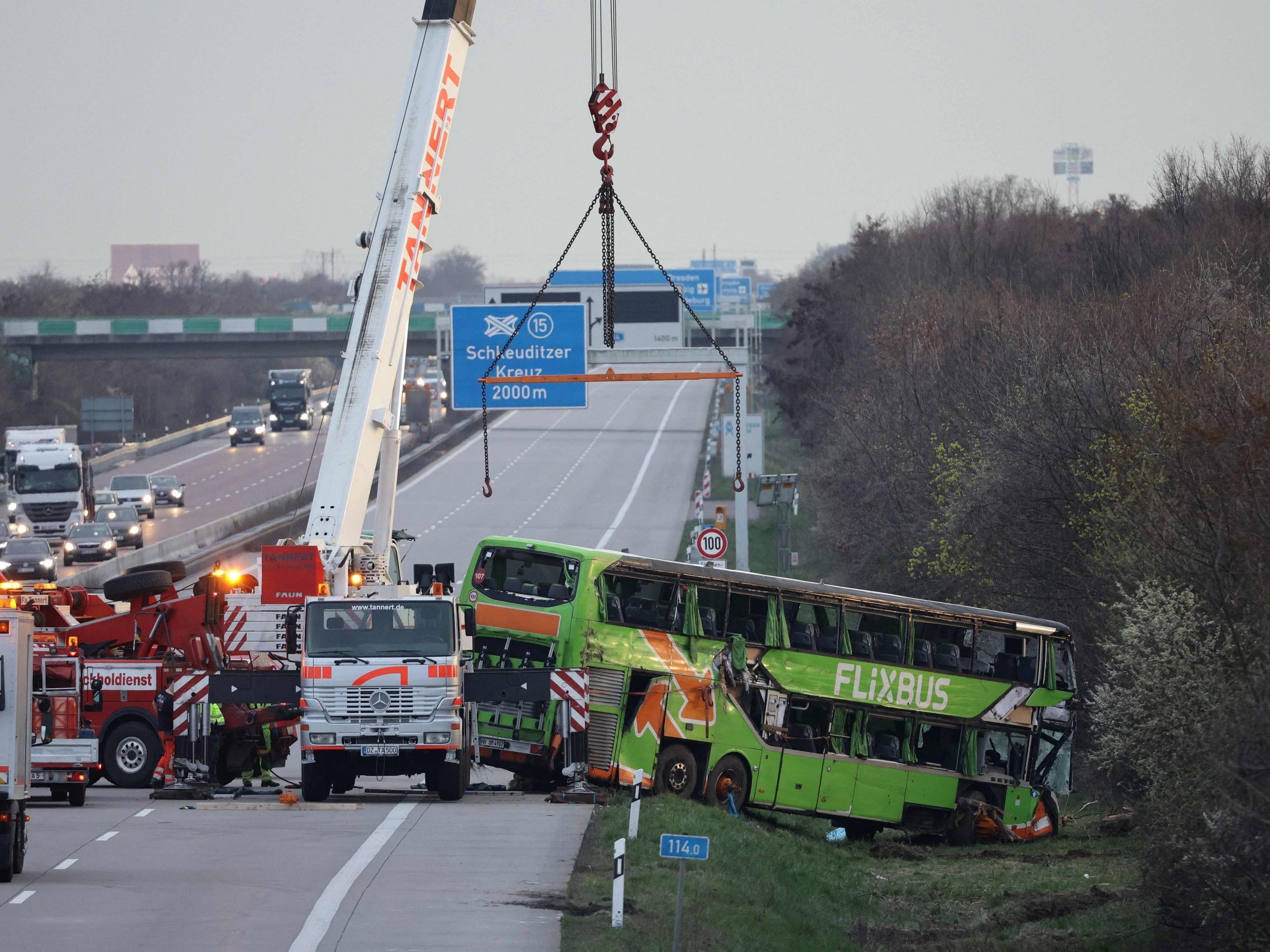 Schwerer Busunfall auf A9: Bergungsarbeiten laufen.