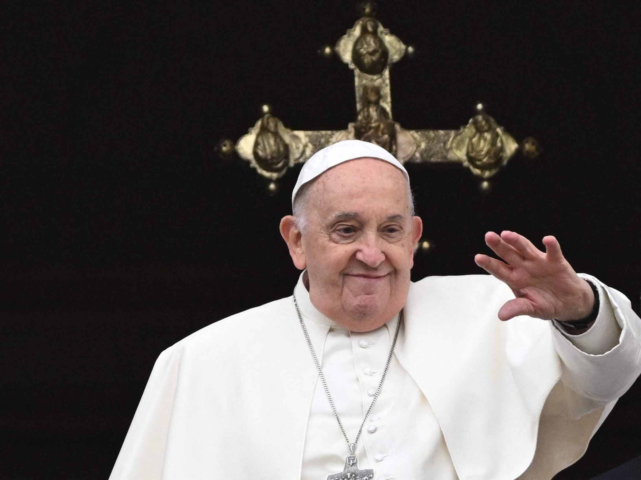 or zehntausenden Menschen hat Papst Franziskus am Ostersonntag auf dem Petersplatz in Rom den Segen "Urbi et Orbi" ("der Stadt und dem Erdkreis") erteilt.