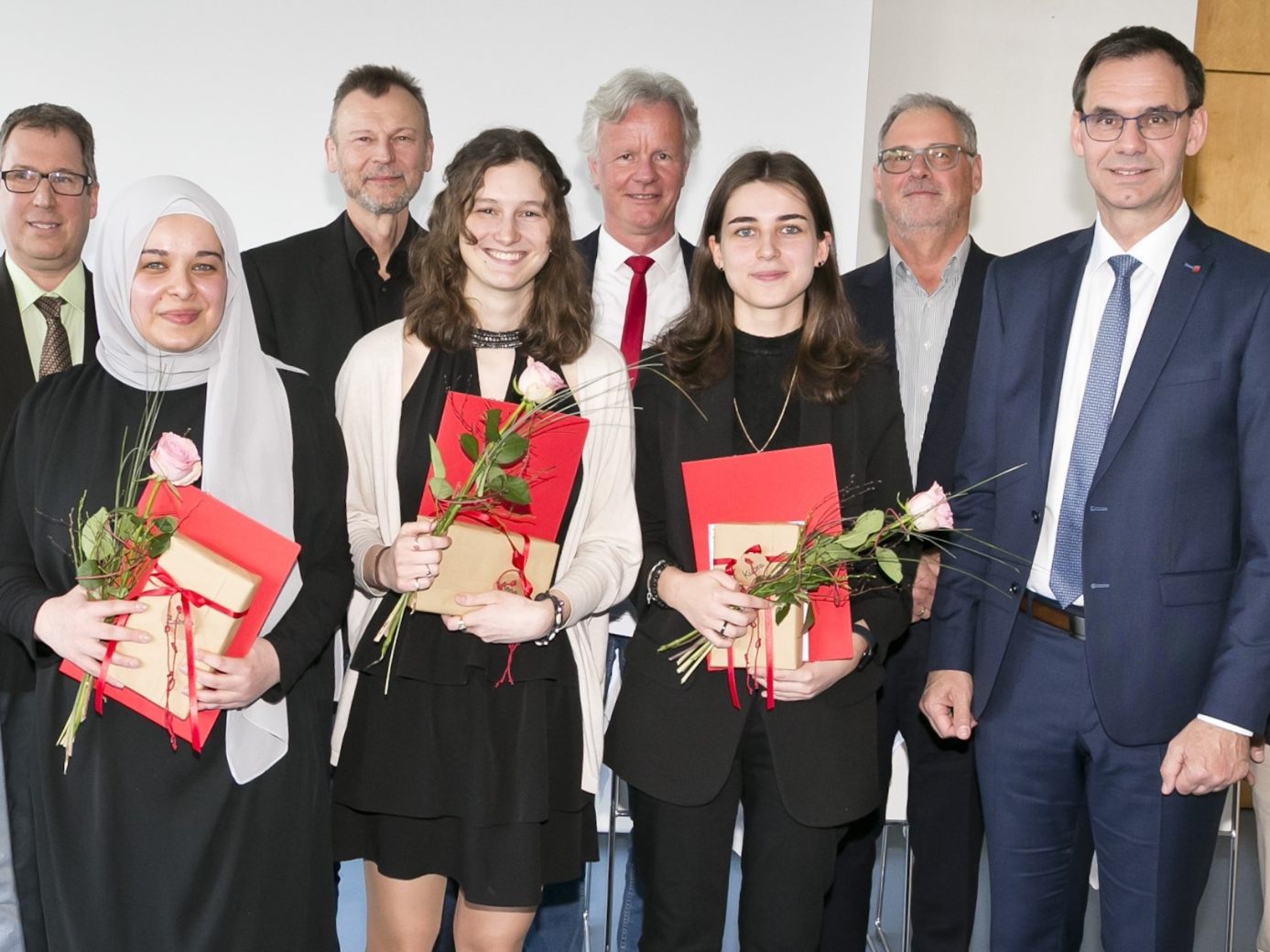 Die ersten Absolventinnen der Pflegeschule Vorarlberg