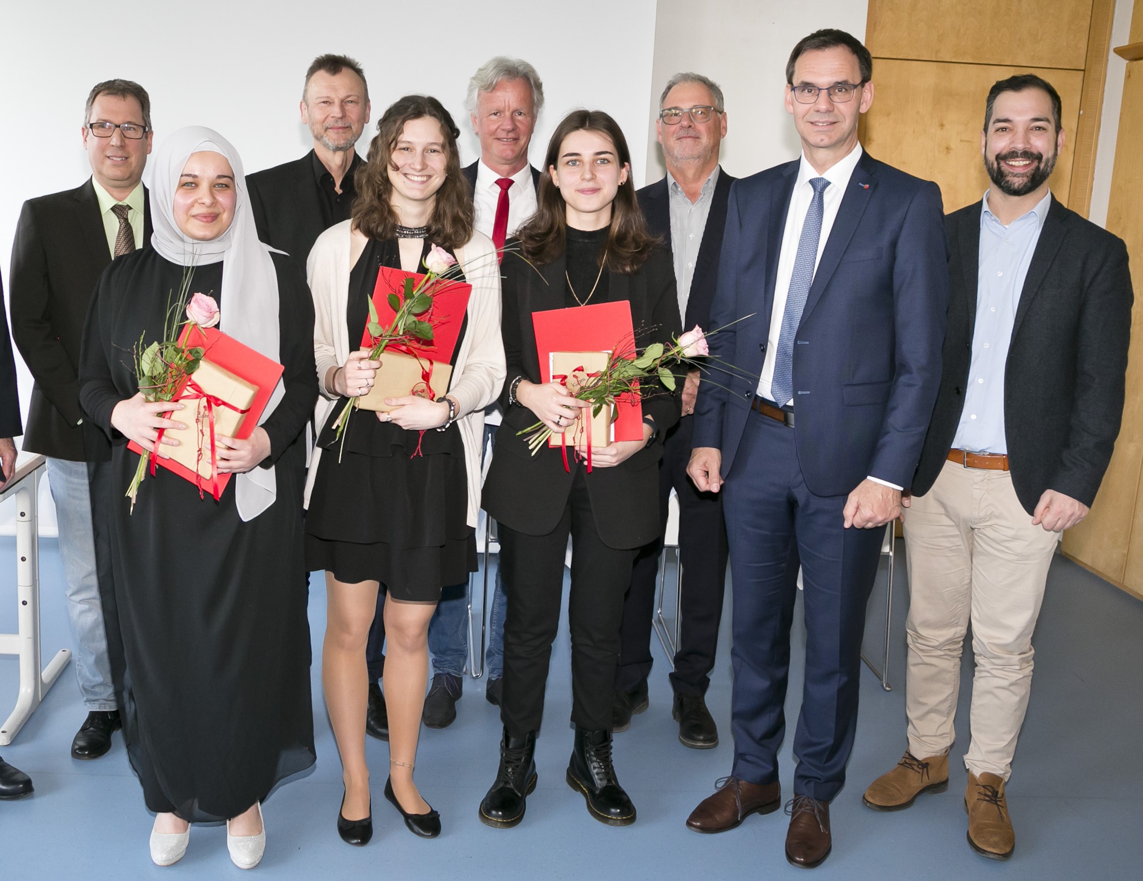 Die ersten Absolventinnen der Pflegeschule Vorarlberg