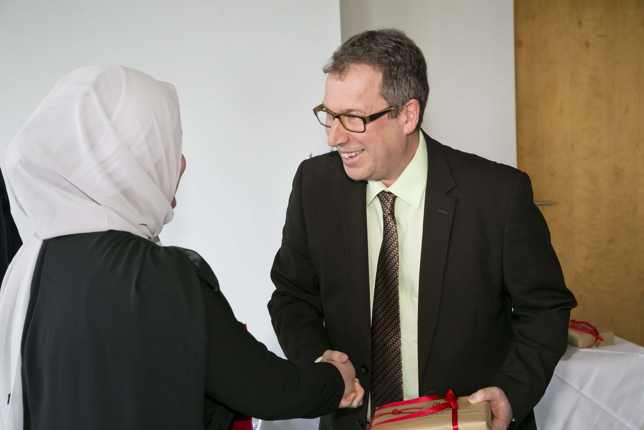 Der Klassenvorstand ist stolz auf seine Schülerinnen