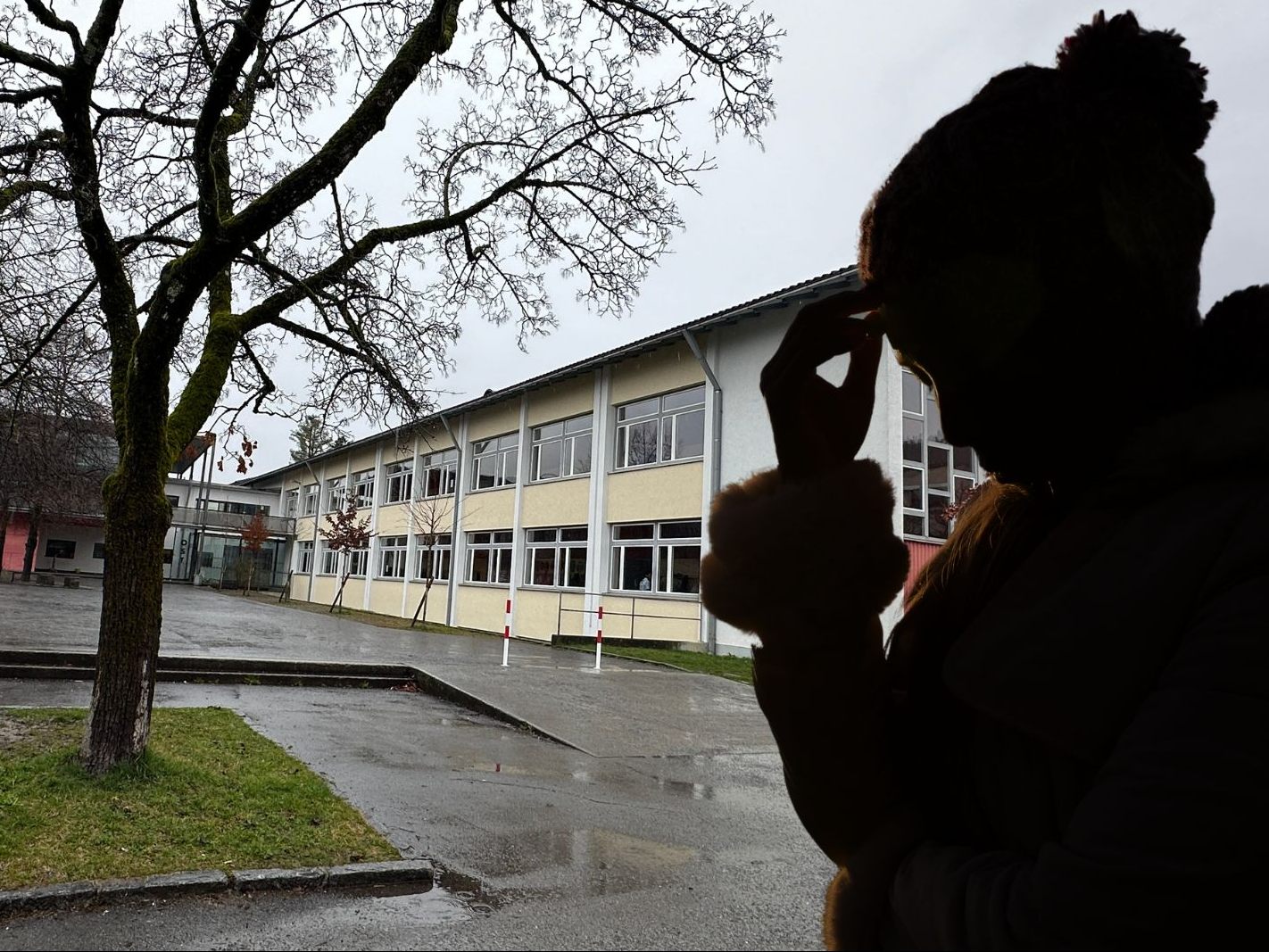 Eine besorgte Lehrkraft spricht über die Situation an ihrer Schule.