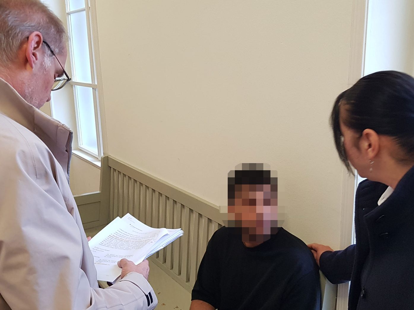 Der Angeklagte wurde vor Gericht von seinem Verteidiger und einer Übersetzerin unterstützt.