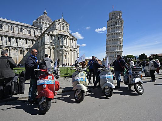 Vespa-Schwarm in Pisa mit rund 8.000 Rollern