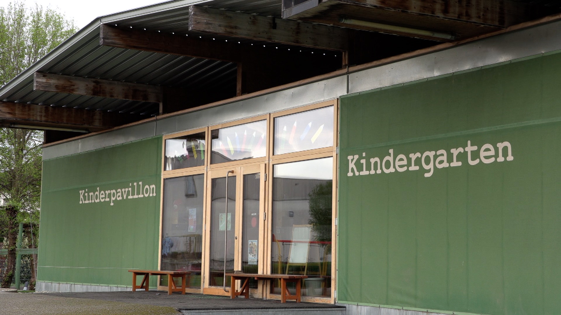 Die Männer hantierten mit der Luftdruckwaffe beim Kinderpavillion. 