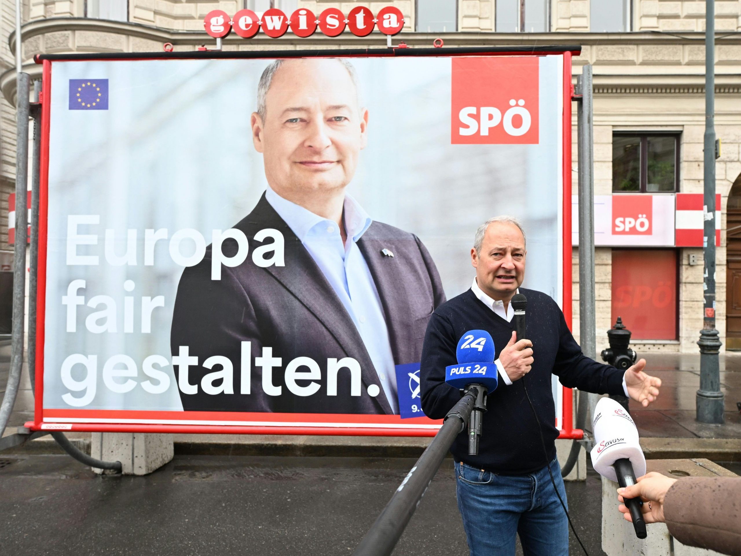"Europa fair gestalten" ist auf einem Plakat mit SPÖ-EU-Spitzenkandidat Schieder zu lesen.