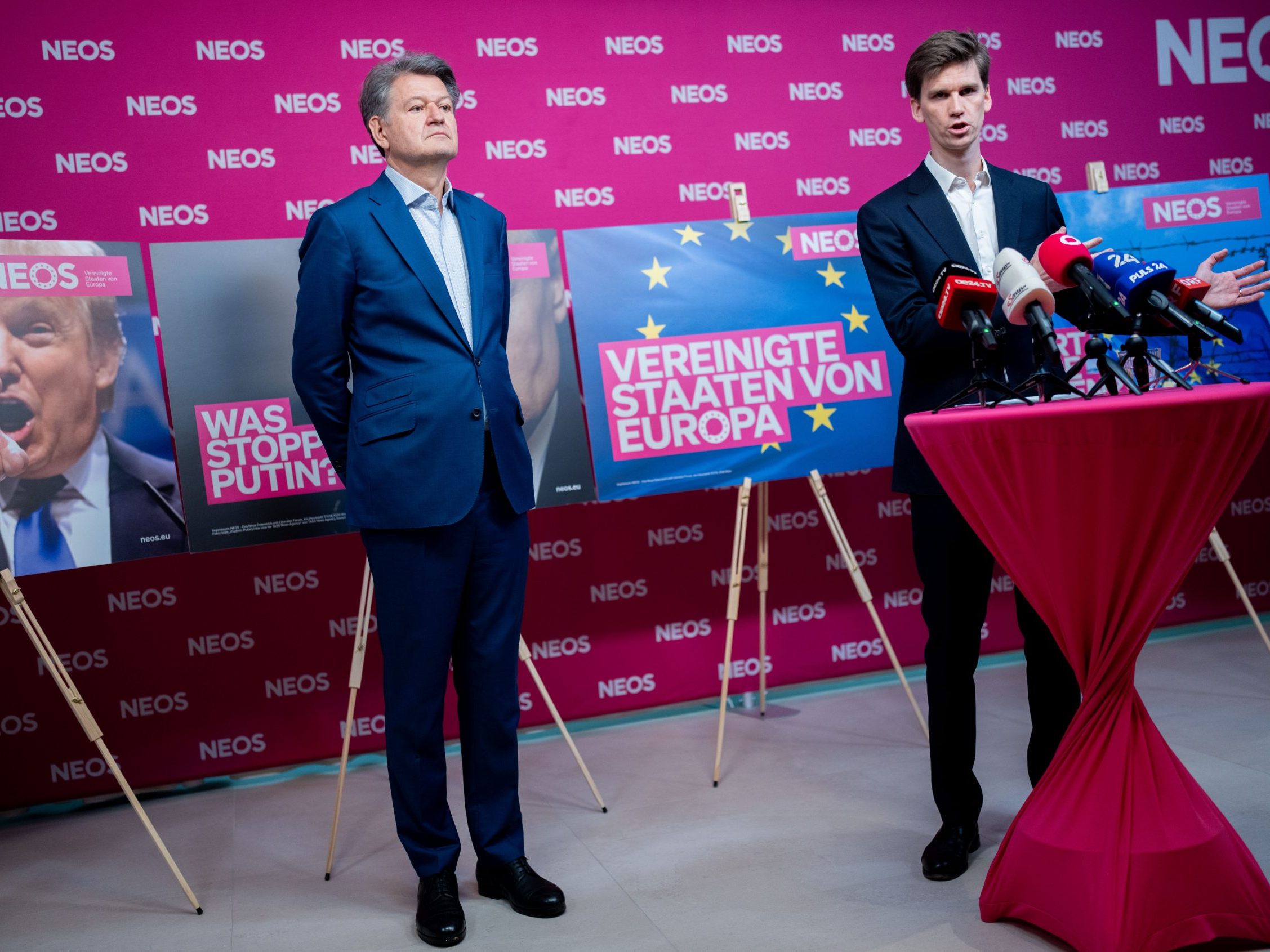 NEOS-Plakatpräsentation vor EU-Wahl.