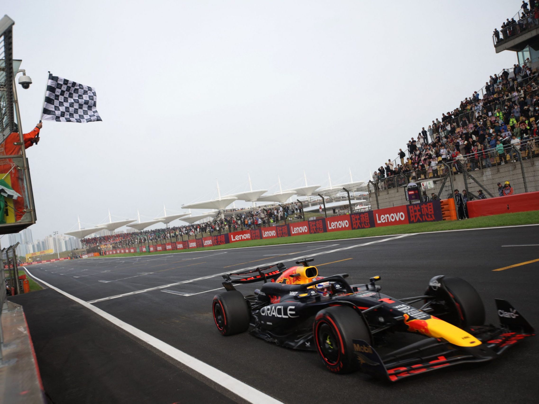 Max Verstappen holt sich nach dem Sprint-Sieg auch die Pole Position für das Rennen am Sonntag.