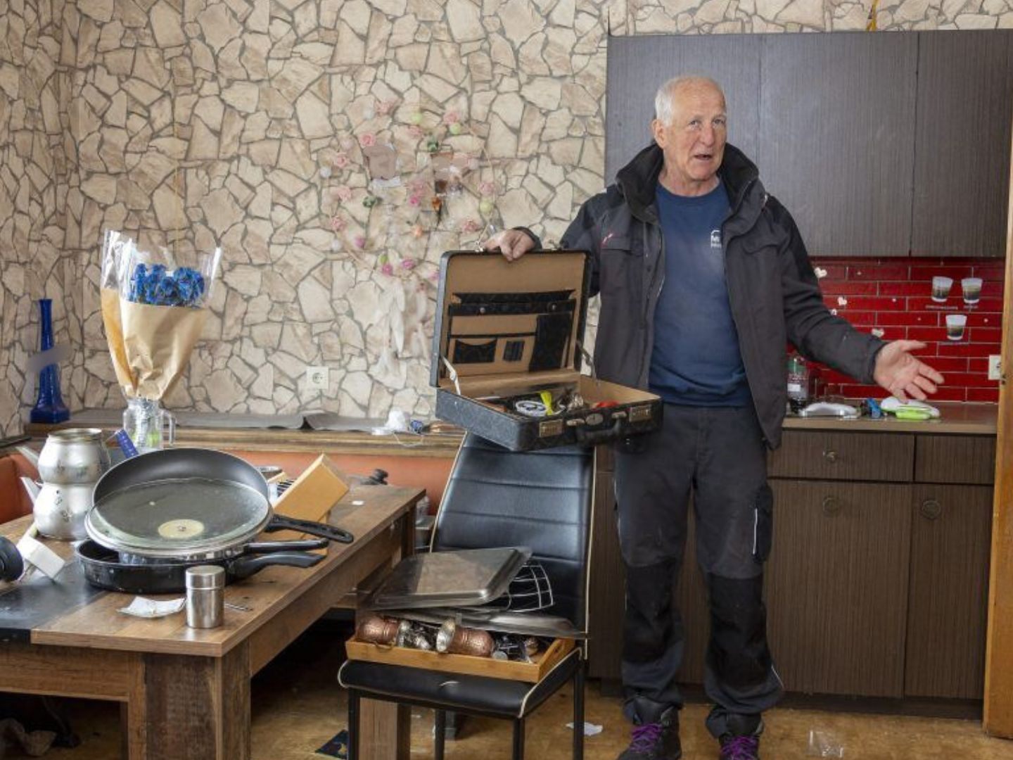 Martin Fussenegger in der Küche seiner Wohnung. Er muss sie komplett renovieren.