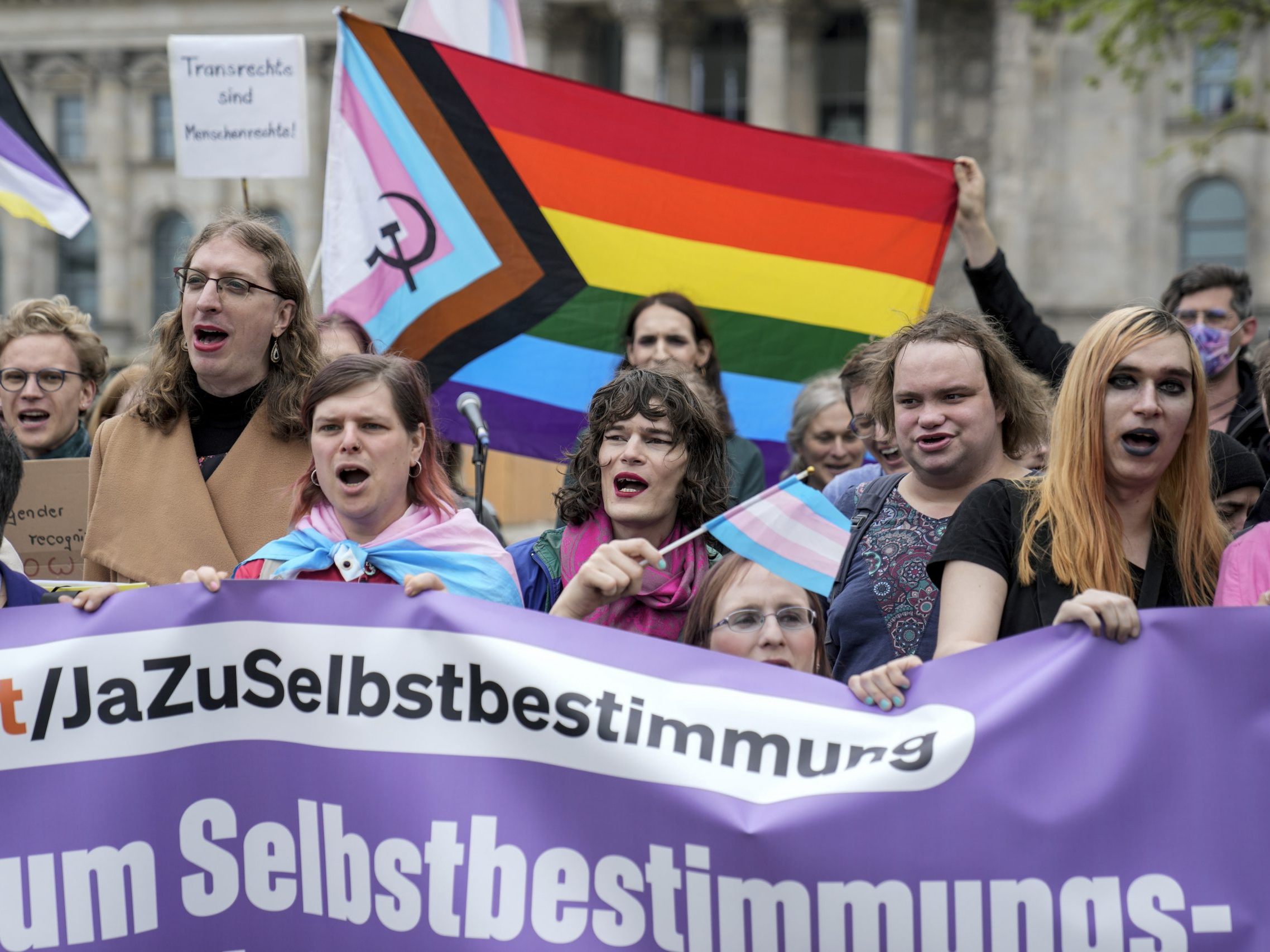 Deutsche können Angaben zum eigenen Geschlecht künftig selbstbestimmt bei den Behörden leichter ändern können
