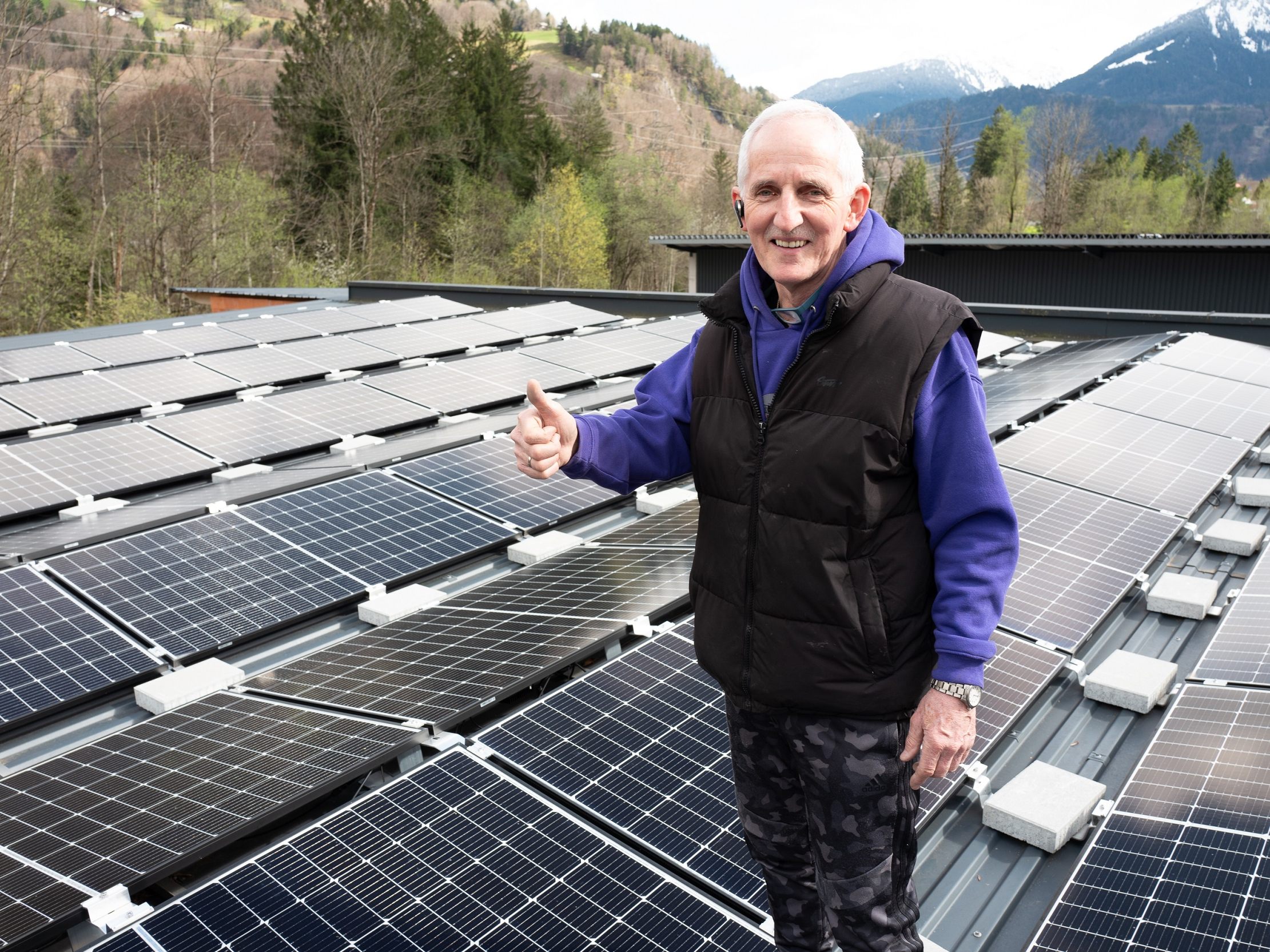 Elmar Stüttler, Obmann und Gründer von Tischlein deck dich, freut sich über die leistungsstarke PV-Anlage mit Stromspeichern und E-Auto-Ladestationen.