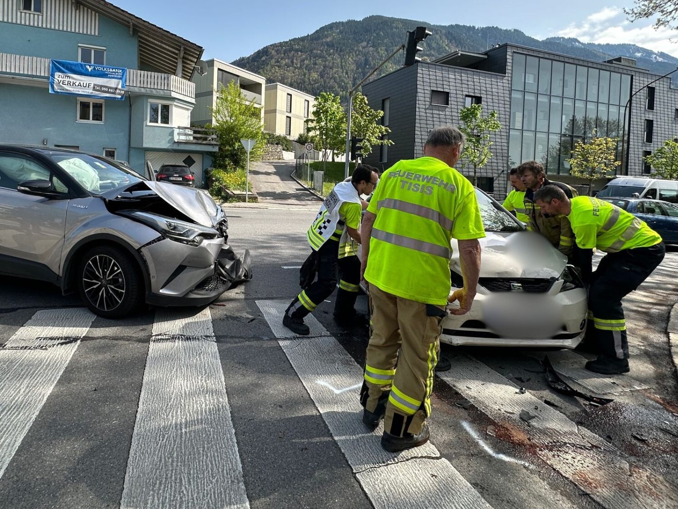 Die beiden Fahrzeuge an der Unfallstelle.