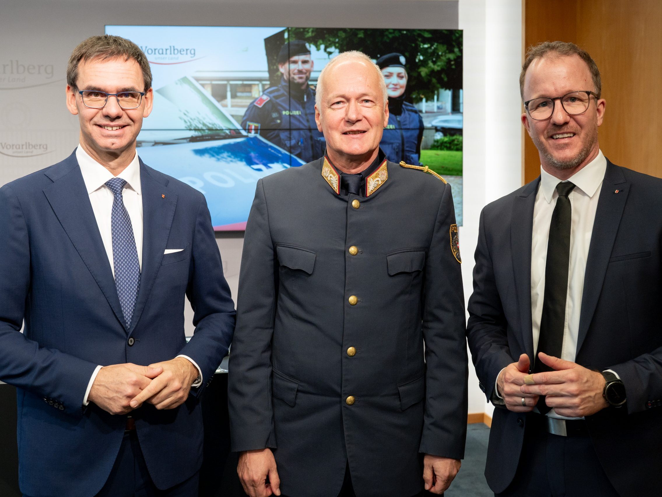 Landeshauptmann Markus Wallner (l.), Landesrat Christian Gantner (r.), Landespolizeidirektor Hans-Peter Ludescher (m.).