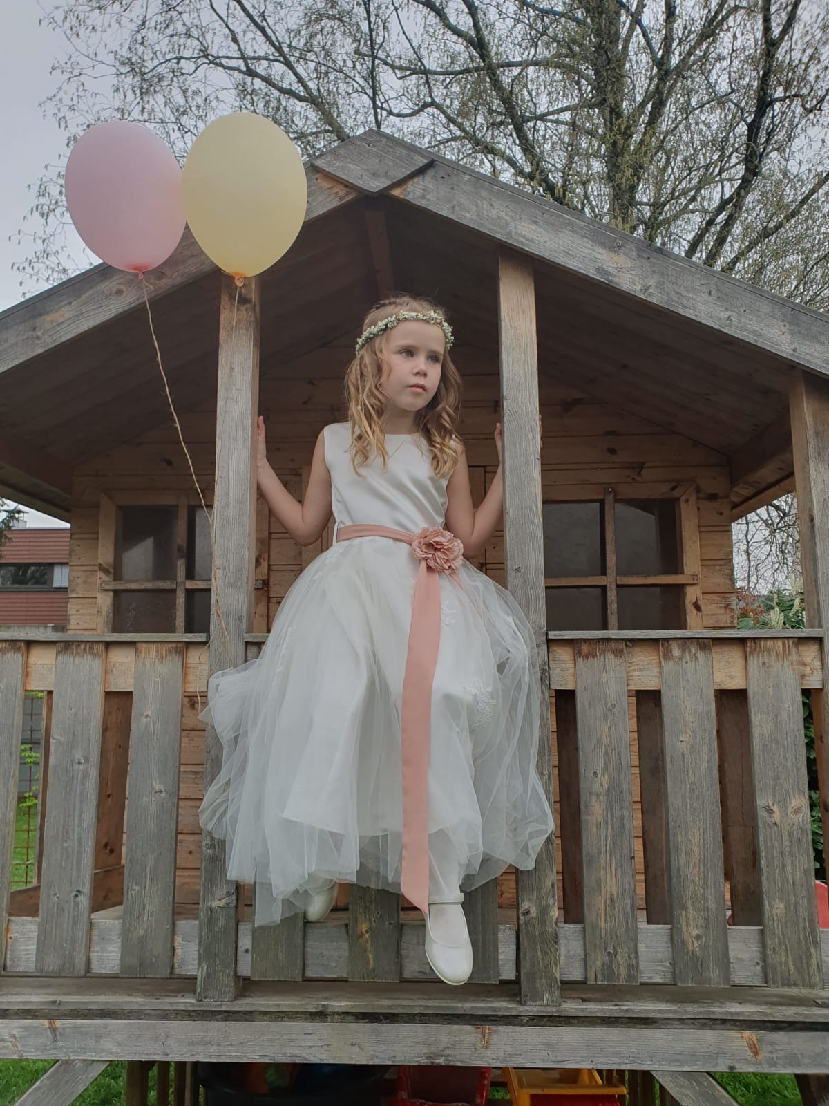 Das Erstkommunionkleid wurde aus dem Hochzeitkleid der Mama geschneidert.