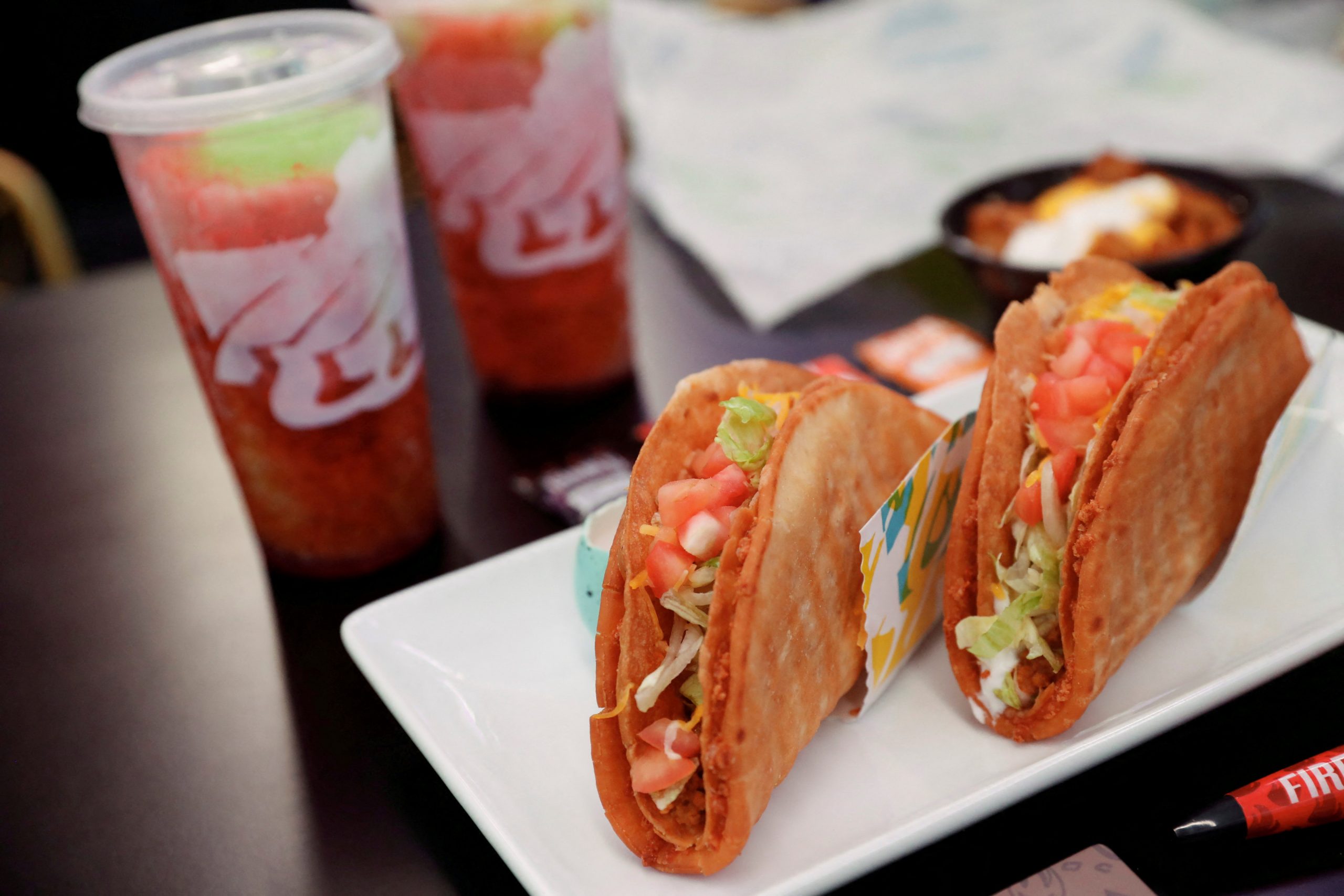 Eine Bestellung von Taco Bell und Getränke stehen im ersten rein digitalen US-Standort am Times Square in New York City.