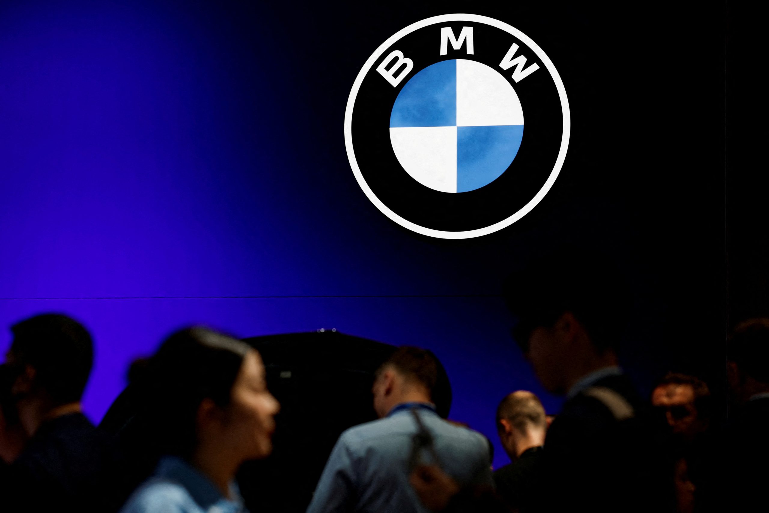Besucher gehen an einem BMW-Logo auf der Beijing International Automotive Exhibition, auch Auto China 2024, in Peking, China, am 25. April 2024 vorbei.