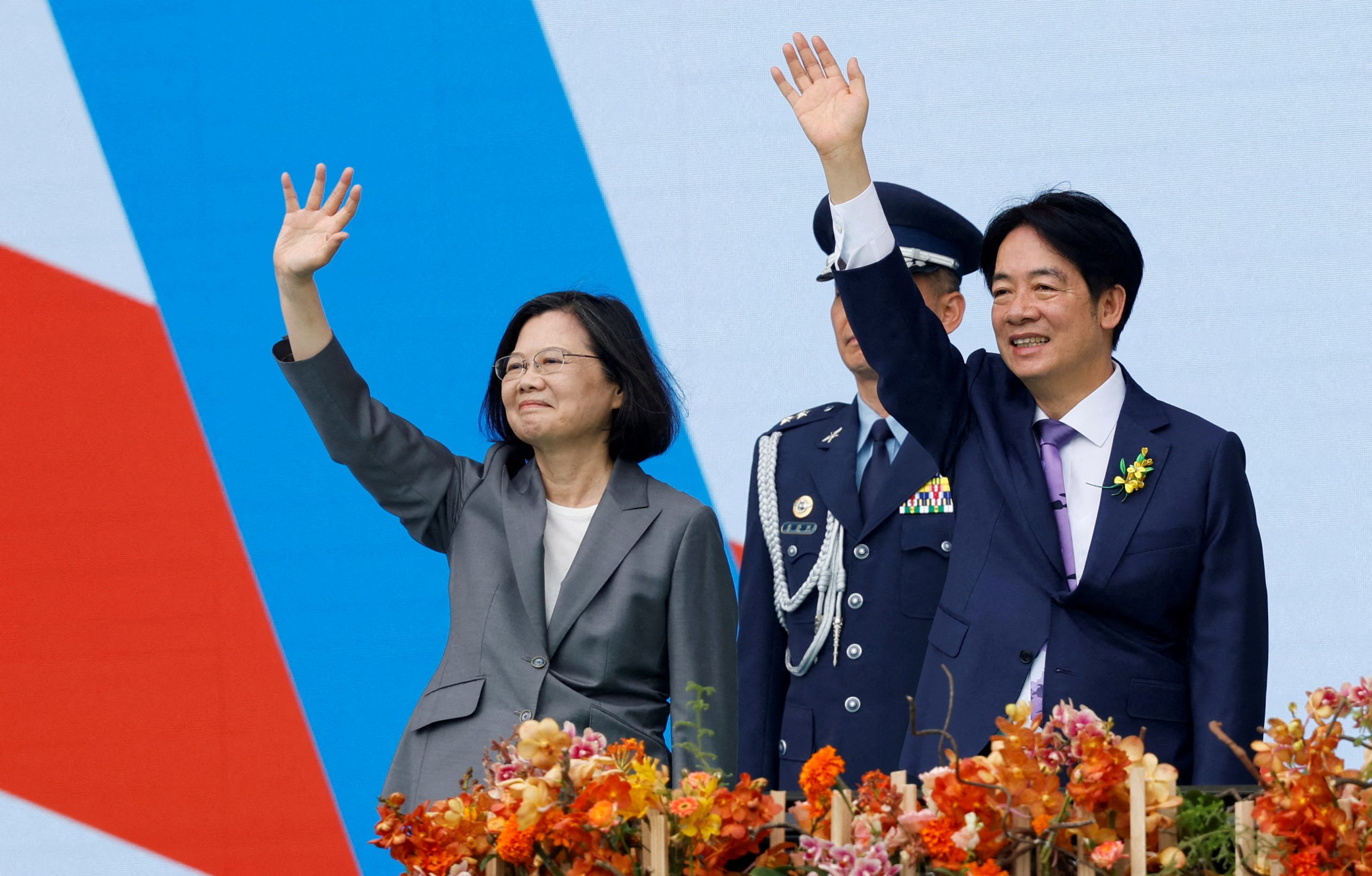 Taiwans ehemalige Präsidentin Tsai Ing-wen und der neue Präsident Lai Ching-te winken den Menschen während der Amtseinführungszeremonie vor dem Präsidentenamt in Taipeh, Taiwan, am 20. Mai 2024. 