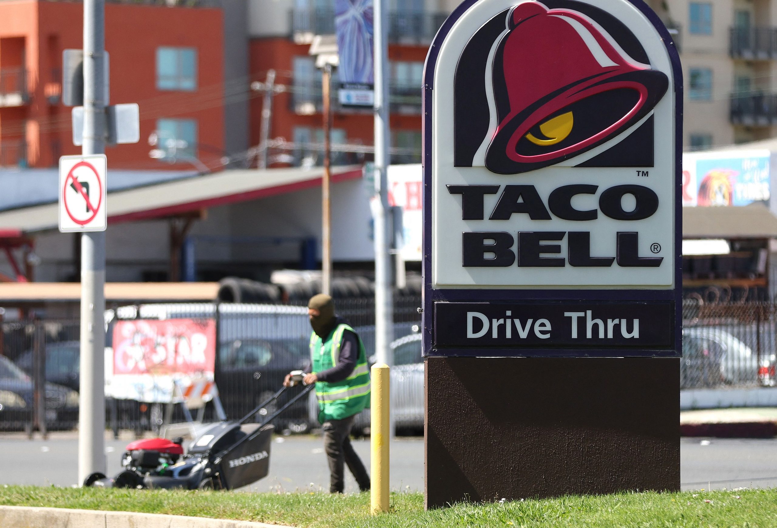 Vor einem Taco Bell in Richmond steht am 1. Mai 2024 ein Schild. Yum Brands aus Louisville berichtet von einem Quartalsumsatz von 1,6 Milliarden Dollar