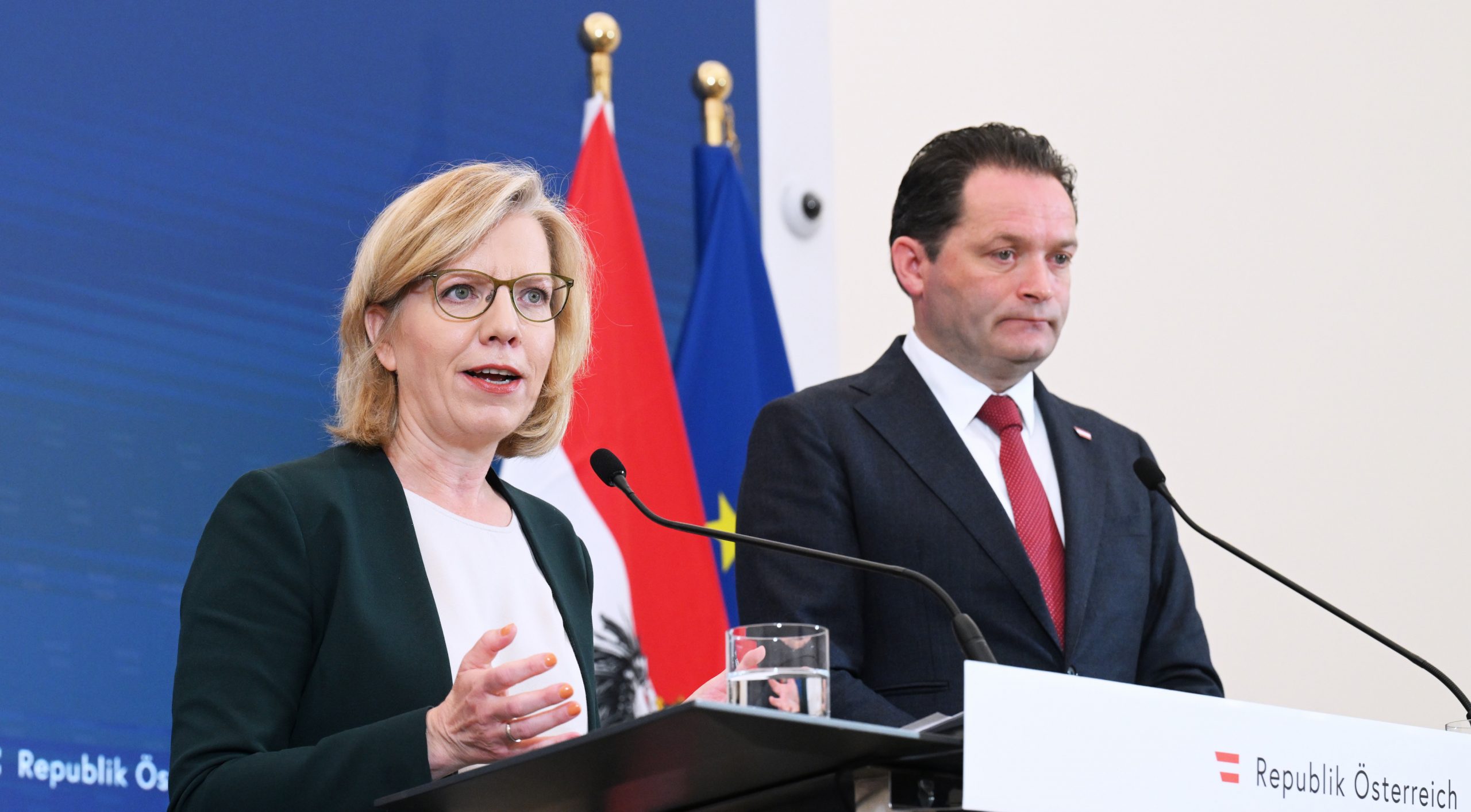 Umweltschutzministerin Leonore Gewessler (Grüne) und Landwirtschaftsminister Norbert Totschnig (ÖVP) während des Pressefoyers im Rahmen des Ministerrates