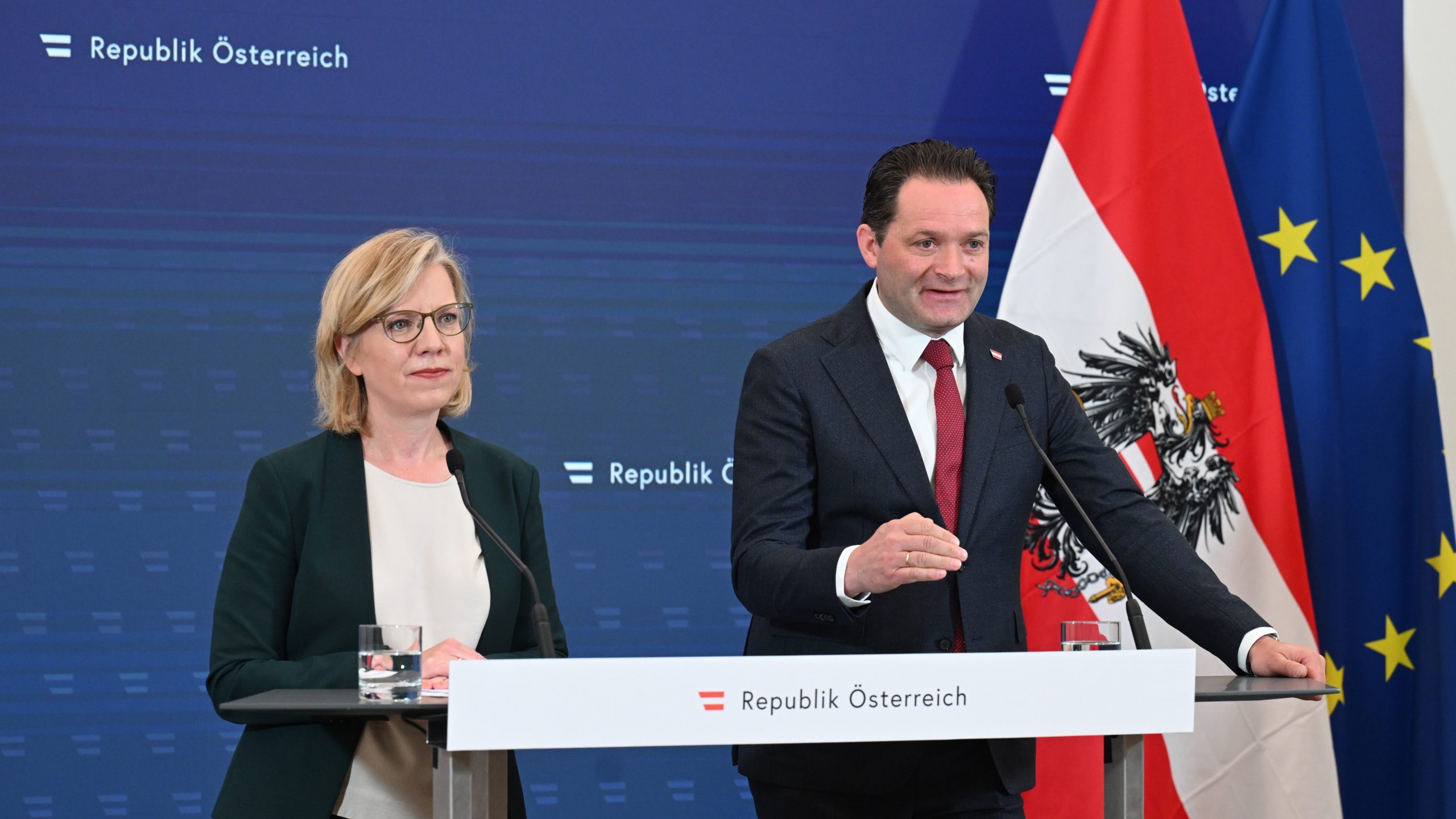 Umweltschutzministerin Leonore Gewessler (Grüne) und Landwirtschaftsminister Norbert Totschnig (ÖVP) während des Pressefoyers im Rahmen des Ministerrates