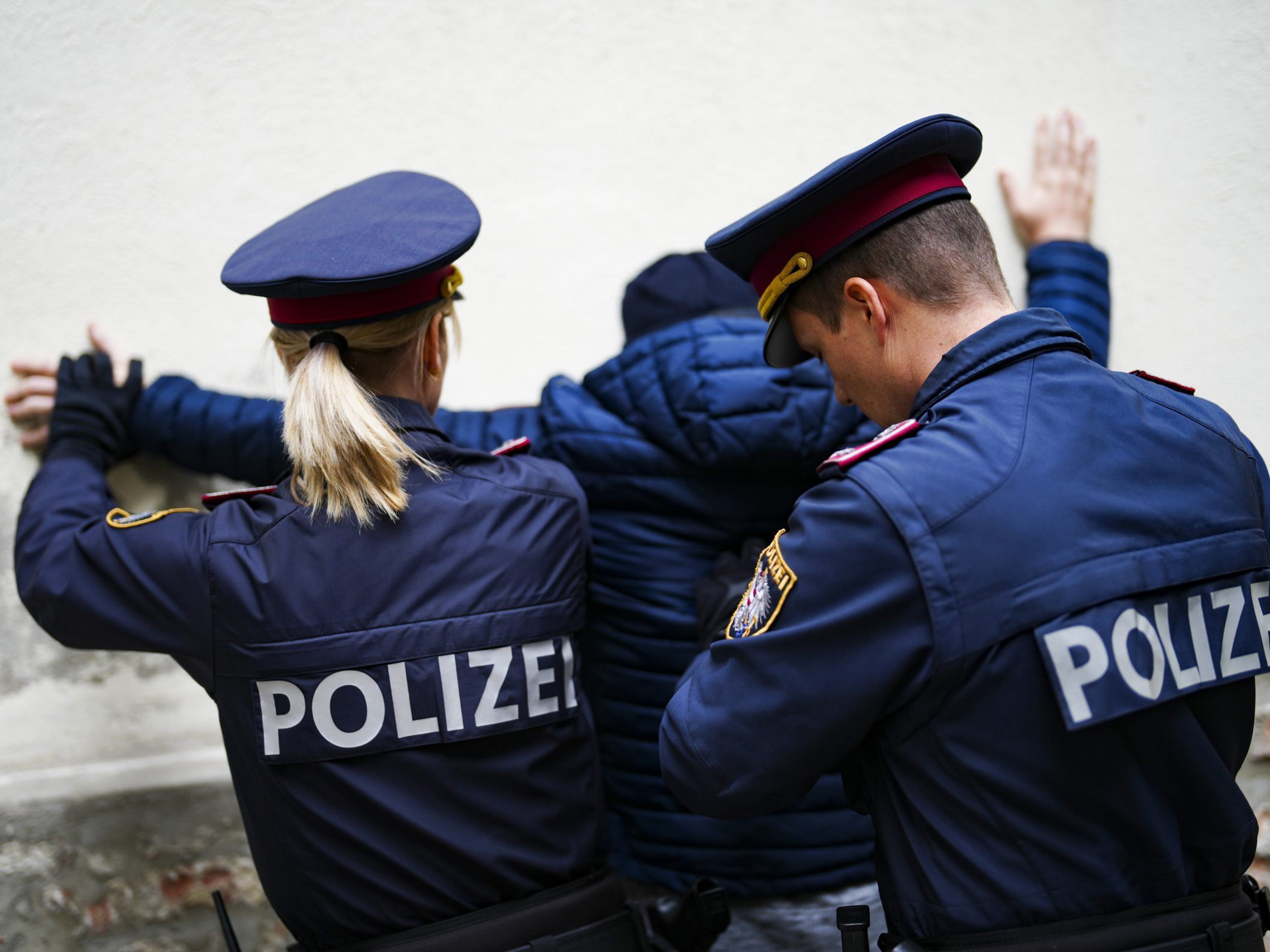 Der Steinwerfer konnte festgenommen werden. (Symbolbild)