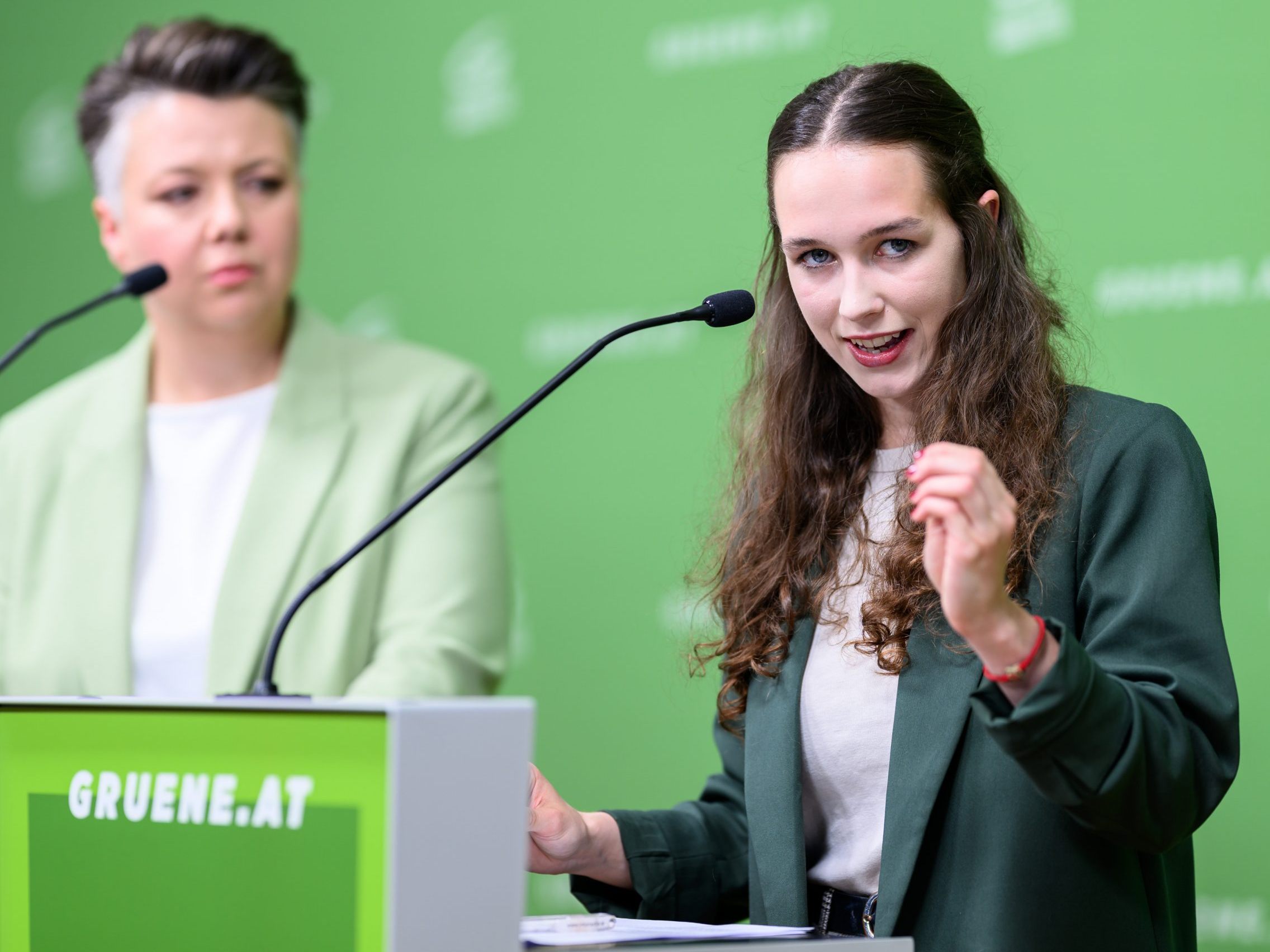 Schilling kontert die Kritik mit ihrer Grünen Parteimitgliedschaft.