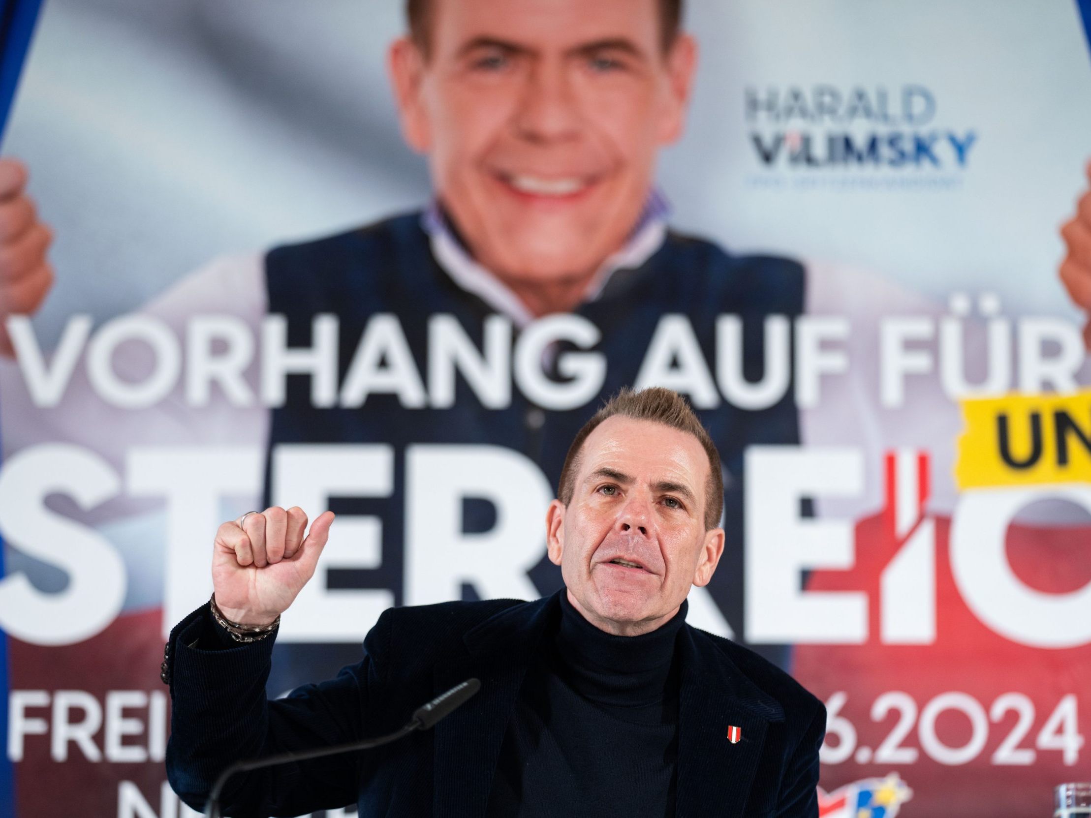 Vilimsky schiebt auf den neuen Plakaten den "Vorhang auf für unser Österreich".
