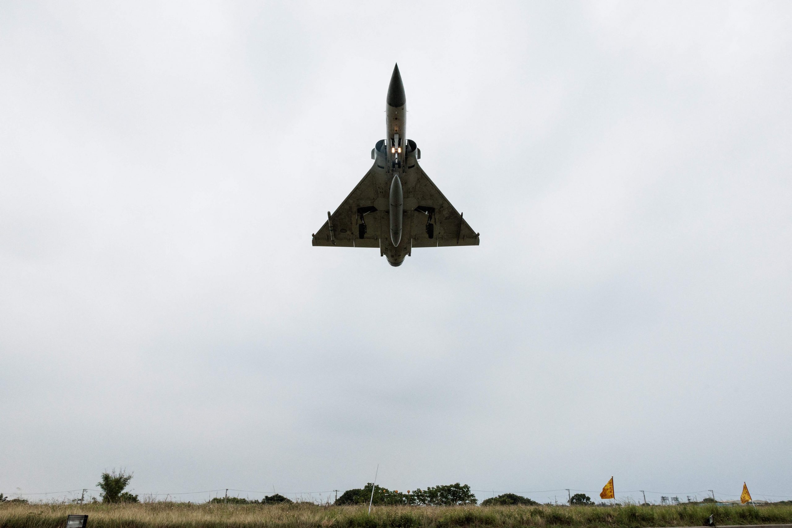 Ein Mirage 2000-Kampfflugzeug der taiwanesischen Luftwaffe nähert sich am 23. Mai 2024 einer Landung auf einem Luftwaffenstützpunkt in Hsinchu im Norden Taiwans.