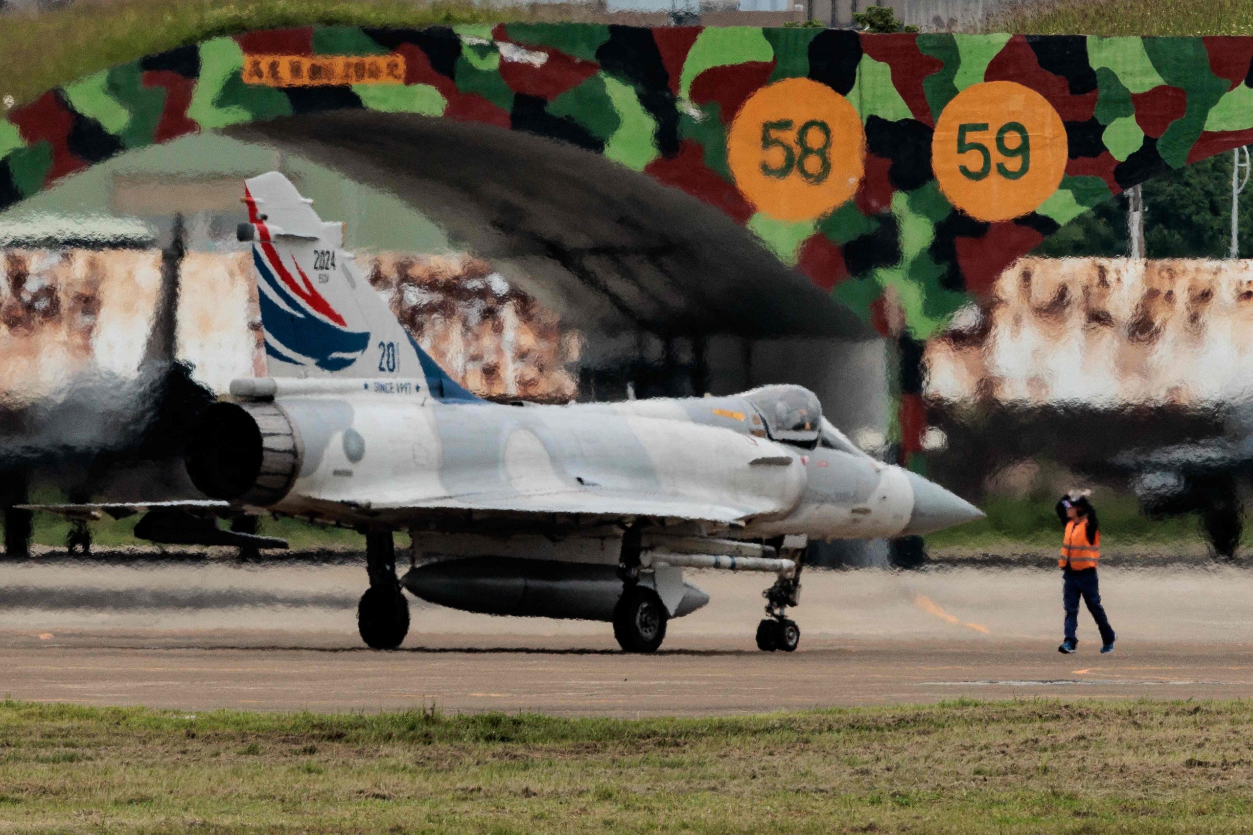 Ein Mirage 2000-Kampfflugzeug der taiwanesischen Luftwaffe bereitet sich am 23. Mai 2024 auf einem Stützpunkt in Hsinchu im Norden Taiwans auf den Start vor.