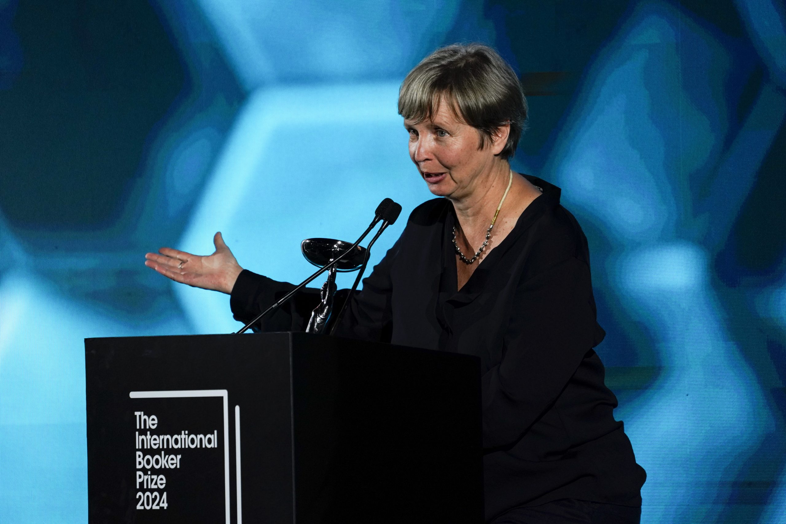 Jenny Erpenbeck, Autorin von 'Kairos', spricht nach dem Gewinn des International Booker Prize am Dienstag, den 21. Mai 2024, in London. 