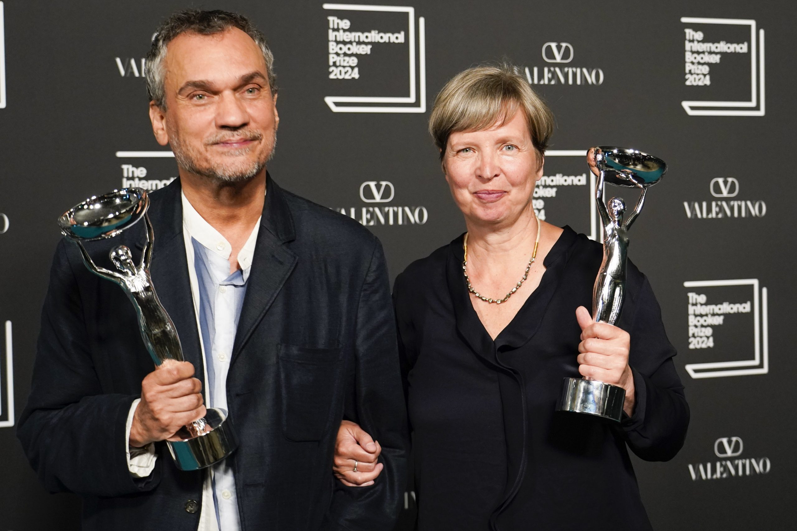 Jenny Erpenbeck, Autorin von 'Kairos', rechts, und Übersetzer Michael Hofmann posieren mit der Trophäe nach dem Gewinn des International Booker Prize am Dienstag, den 21. Mai 2024, in London. 
