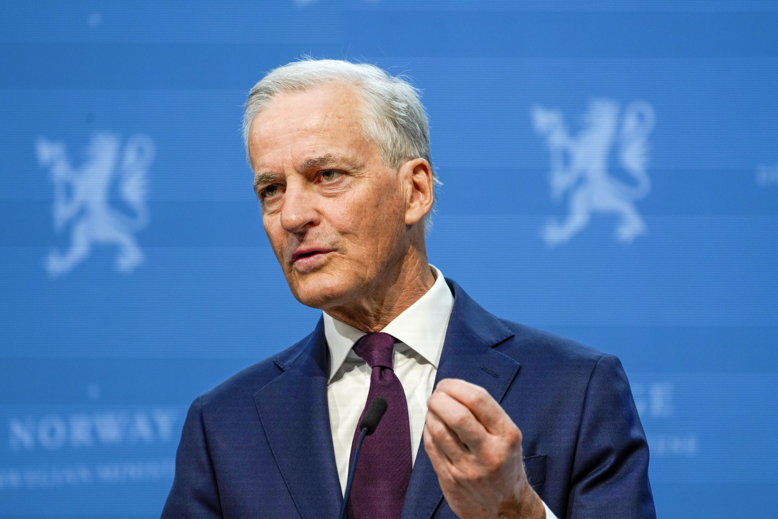 Der norwegische Ministerpräsident Jonas Gahr Støre spricht während einer Pressekonferenz in Oslo
