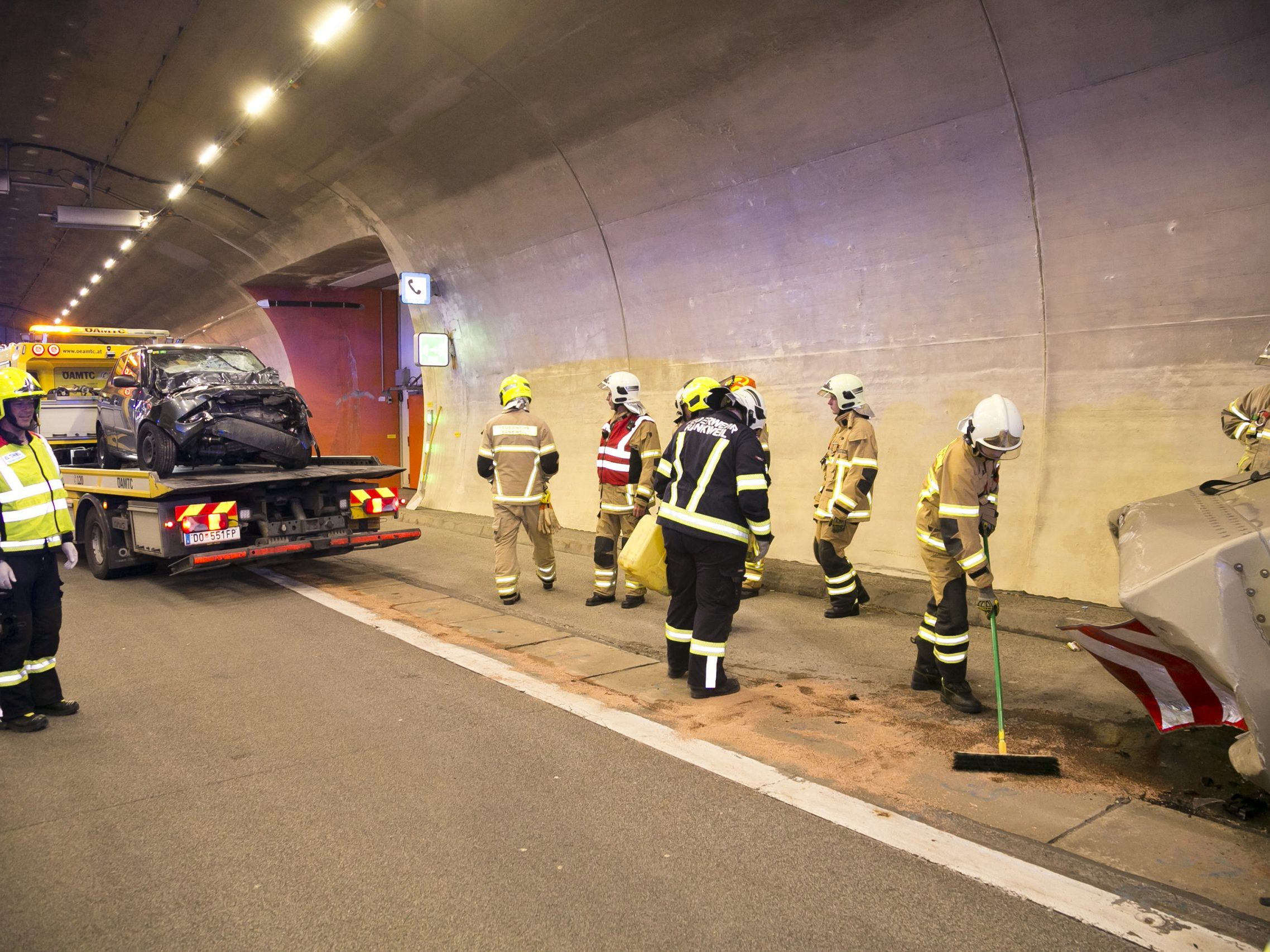 Der Lenker wurde ins Krankenhaus gebracht, das Auto erlitt einen Totalschaden.