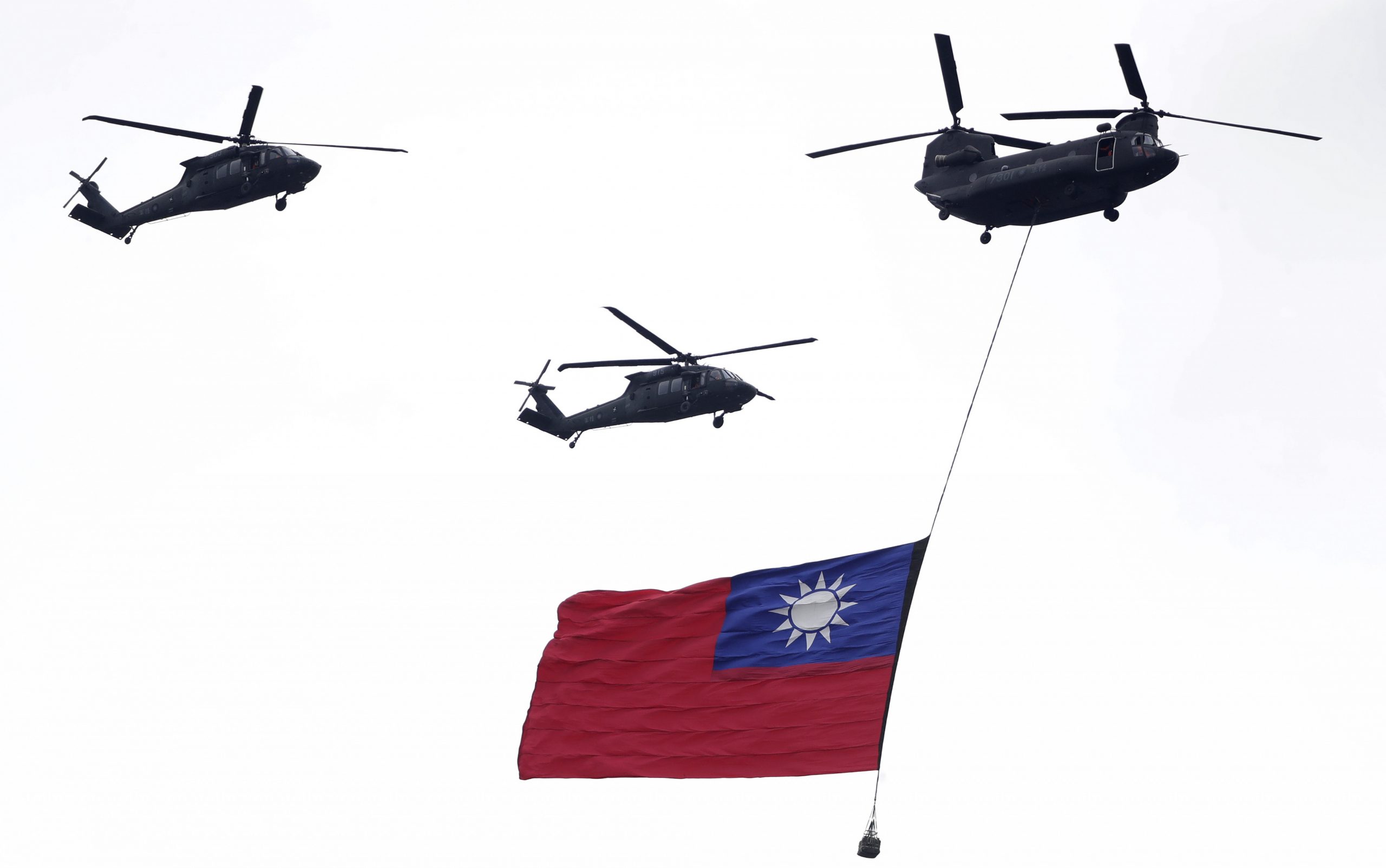 Hubschrauber fliegen mit der taiwanesischen Nationalflagge während einer Einweihungsfeier für Taiwans Präsident Lai Ching-te in Taipeh, Taiwan, am 20. Mai 2024. 
