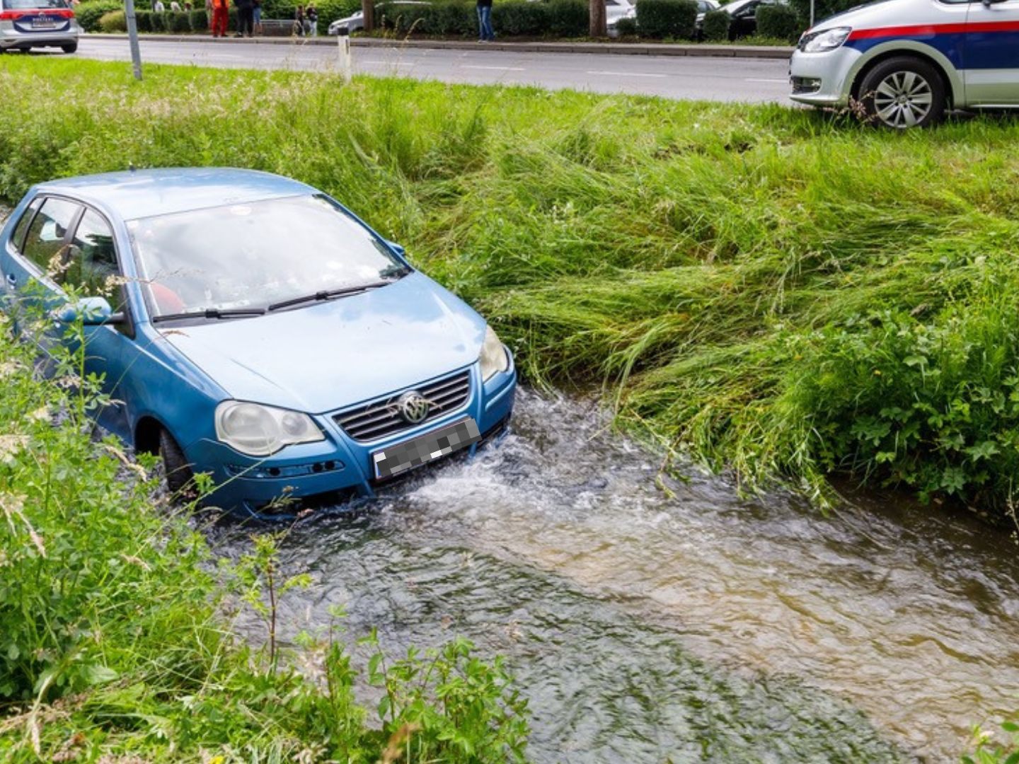 Verfolgungsjagd endet für Pkw-Lenker im Bach