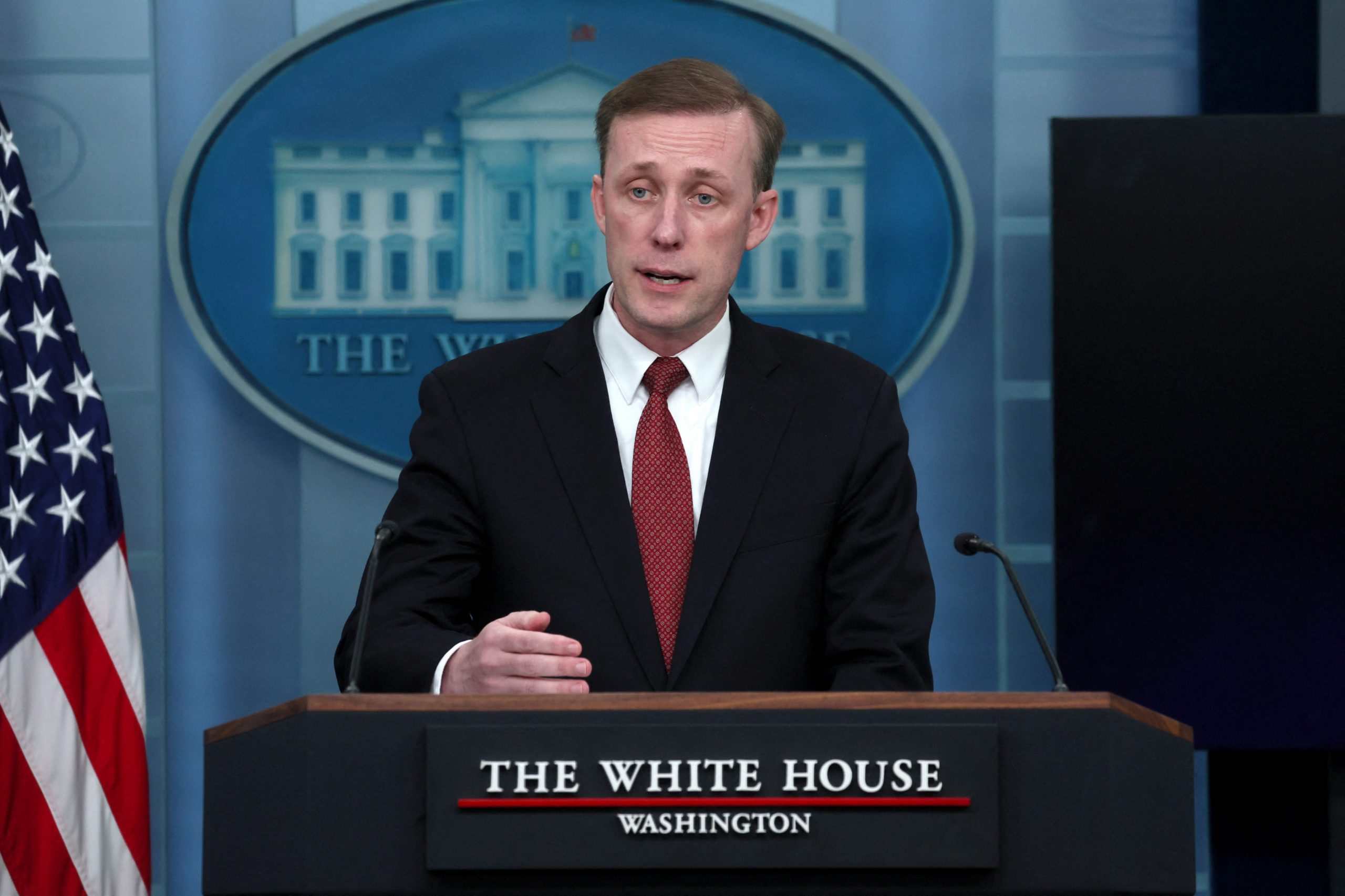 Der nationale Sicherheitsberater Jake Sullivan spricht während einer Pressekonferenz im Weißen Haus in Washington