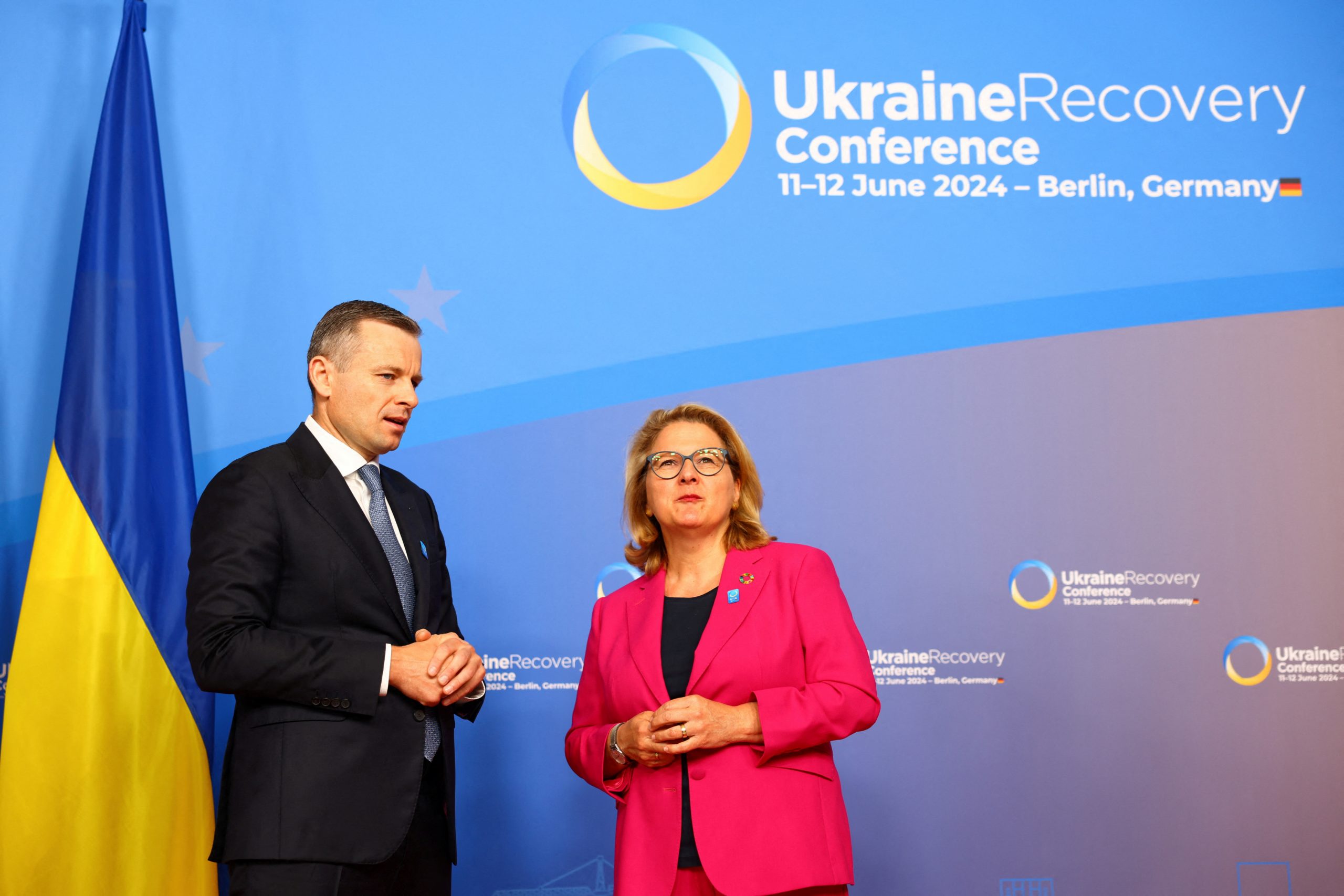 Die deutsche Ministerin für wirtschaftliche Zusammenarbeit und Entwicklung, Svenja Schulze, begrüßt den ukrainischen Finanzminister Sergii Marchenko auf der Ukraine-Wiederaufbaukonferenz in Berlin
