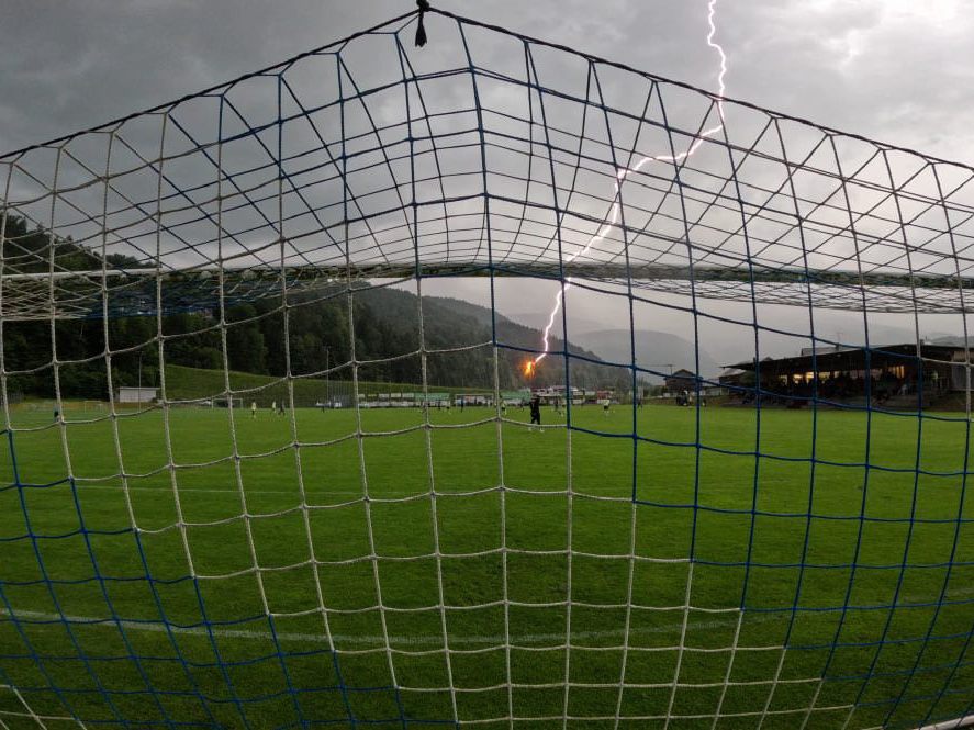 Blitzeinschlag am Fußballplatz!