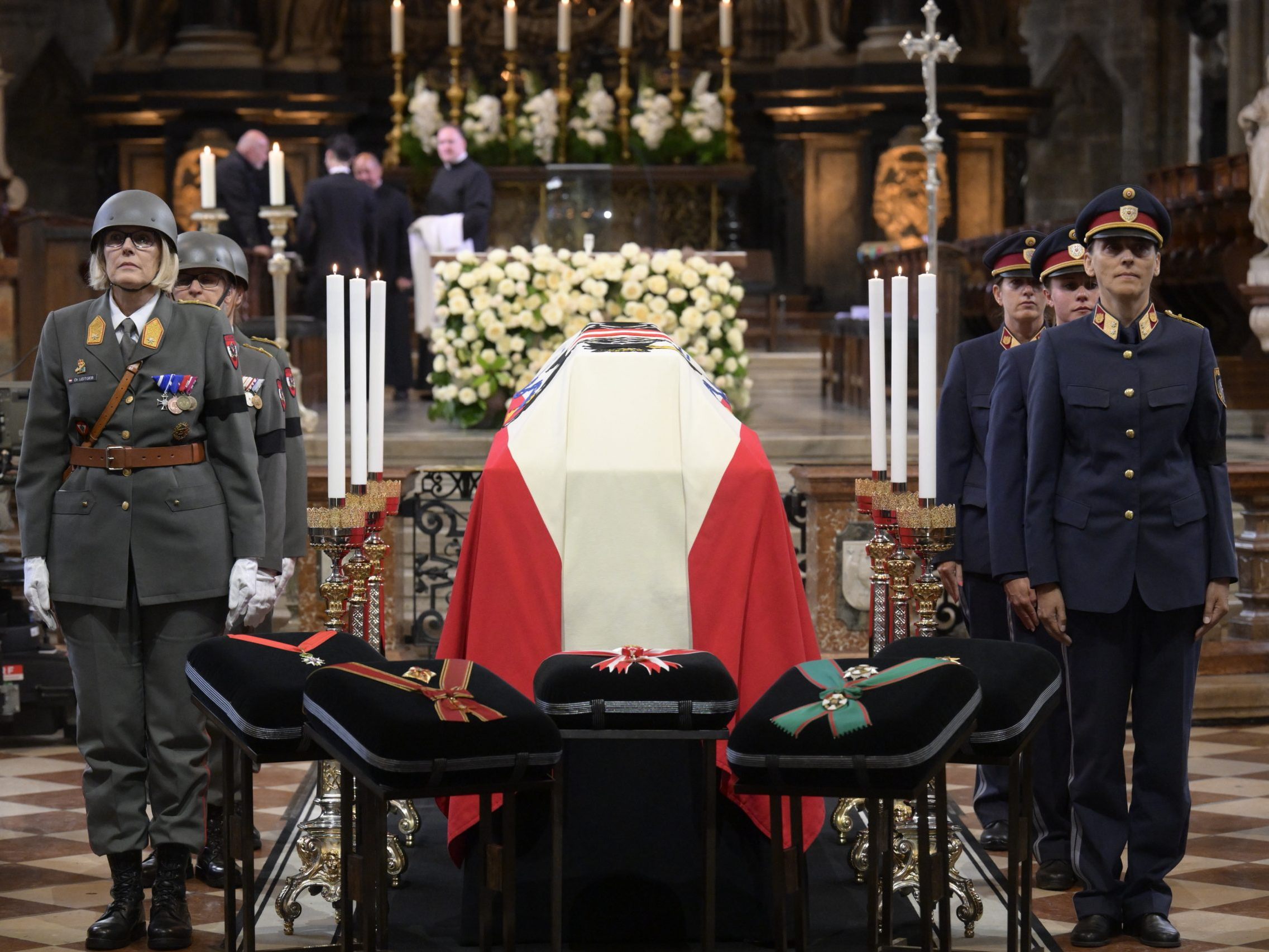 Der Sarg der ehemaligen Bundeskanzlerin Brigitte Bierlein