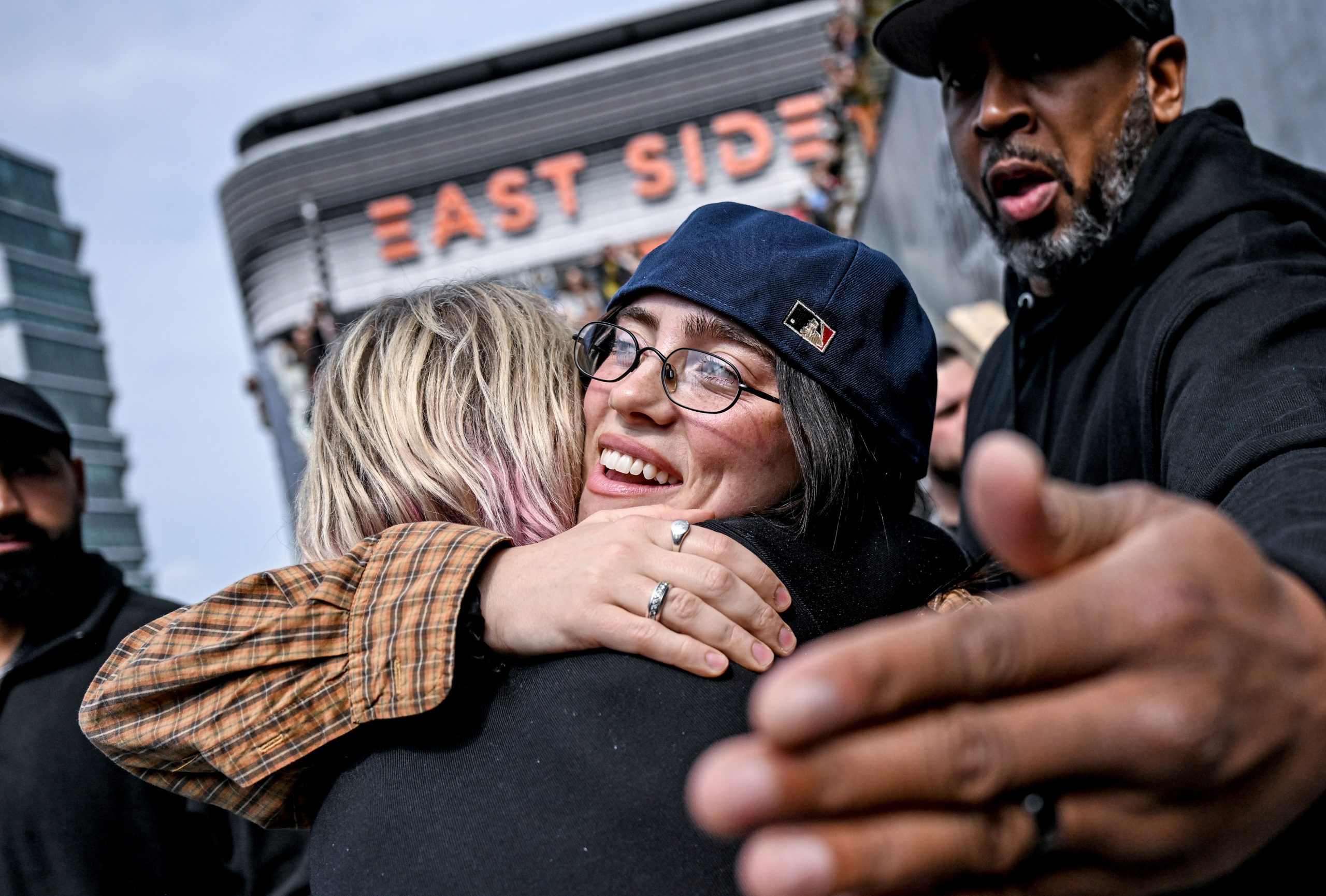 Die US-amerikanische Sängerin Billie Eilish umarmt einen Fan.