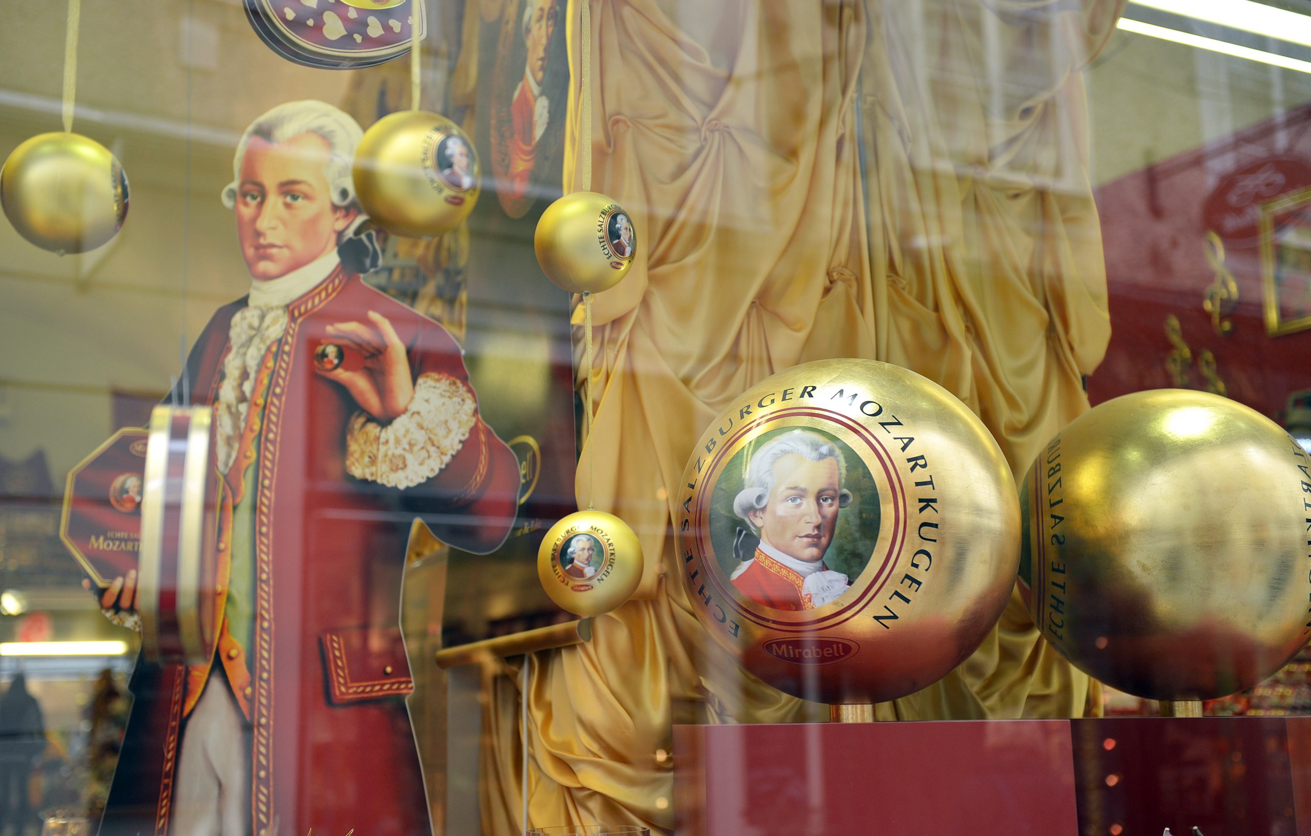 Ein Schaufenster mit Salzburger Mozartkugeln