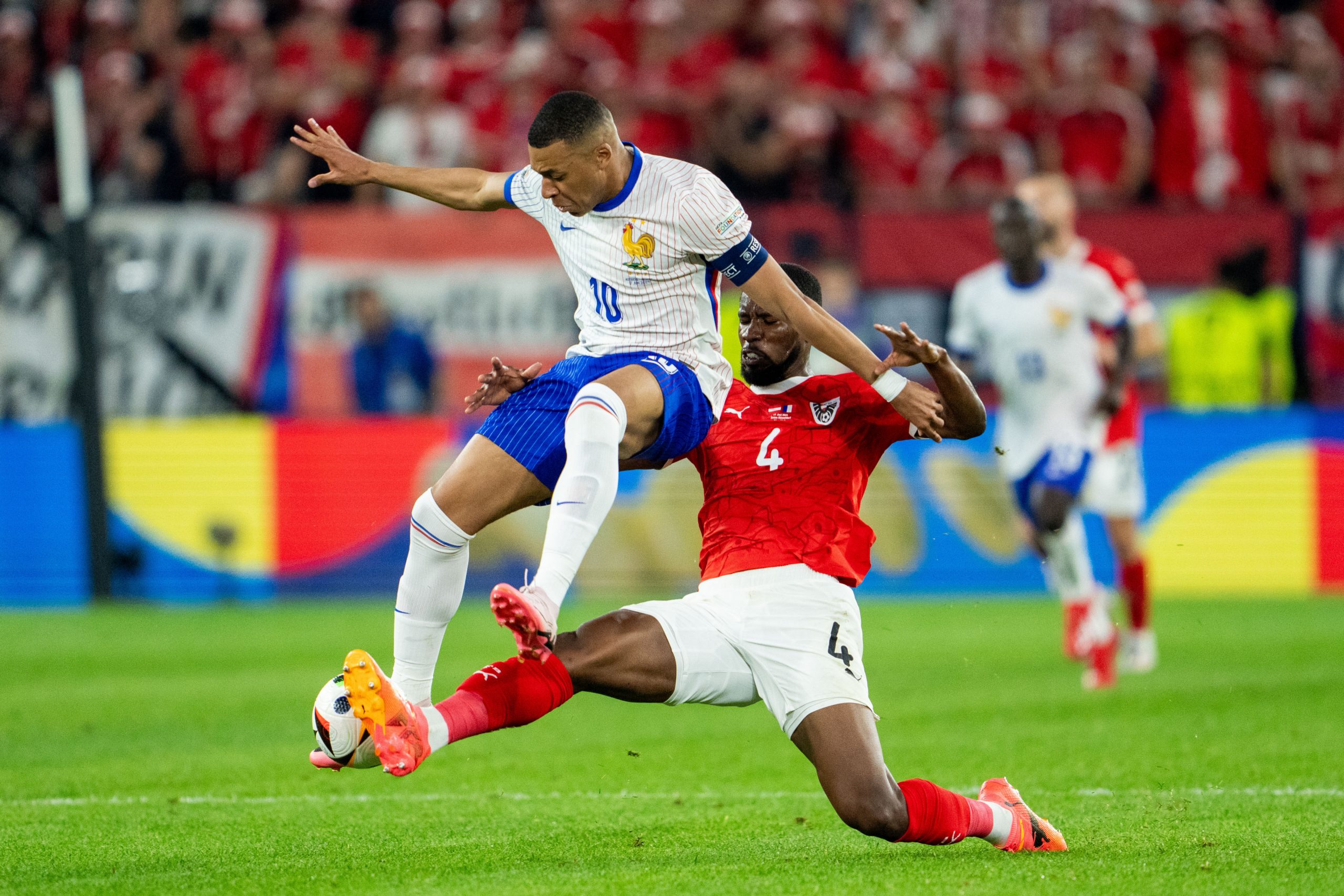 von links nach rechts: Kevin Danso (AUT) und Kylian Mbappe (FRA) am Montag, 17. Juni 2024, anlässlich des UEFA EURO 2024-Spiels