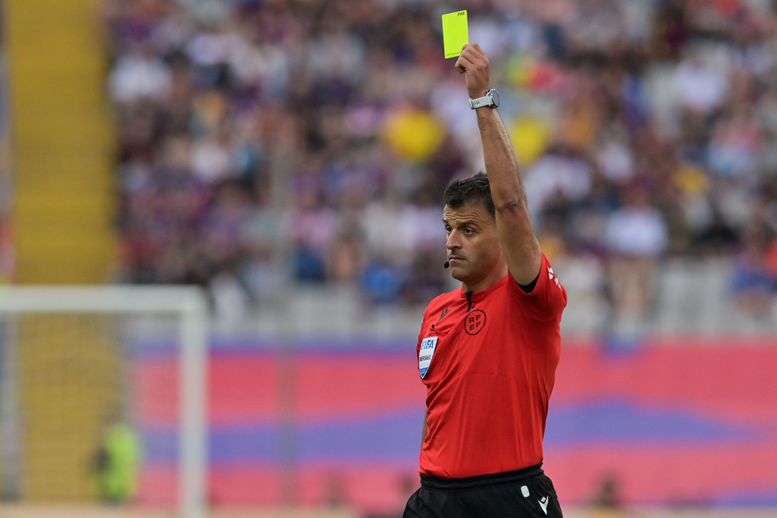 Der spanische Schiedsrichter Jesus Gil Manzano zeigt eine gelbe Karte während des spanischen Ligaspiels zwischen dem FC Barcelona und Rayo Vallecano de Madrid