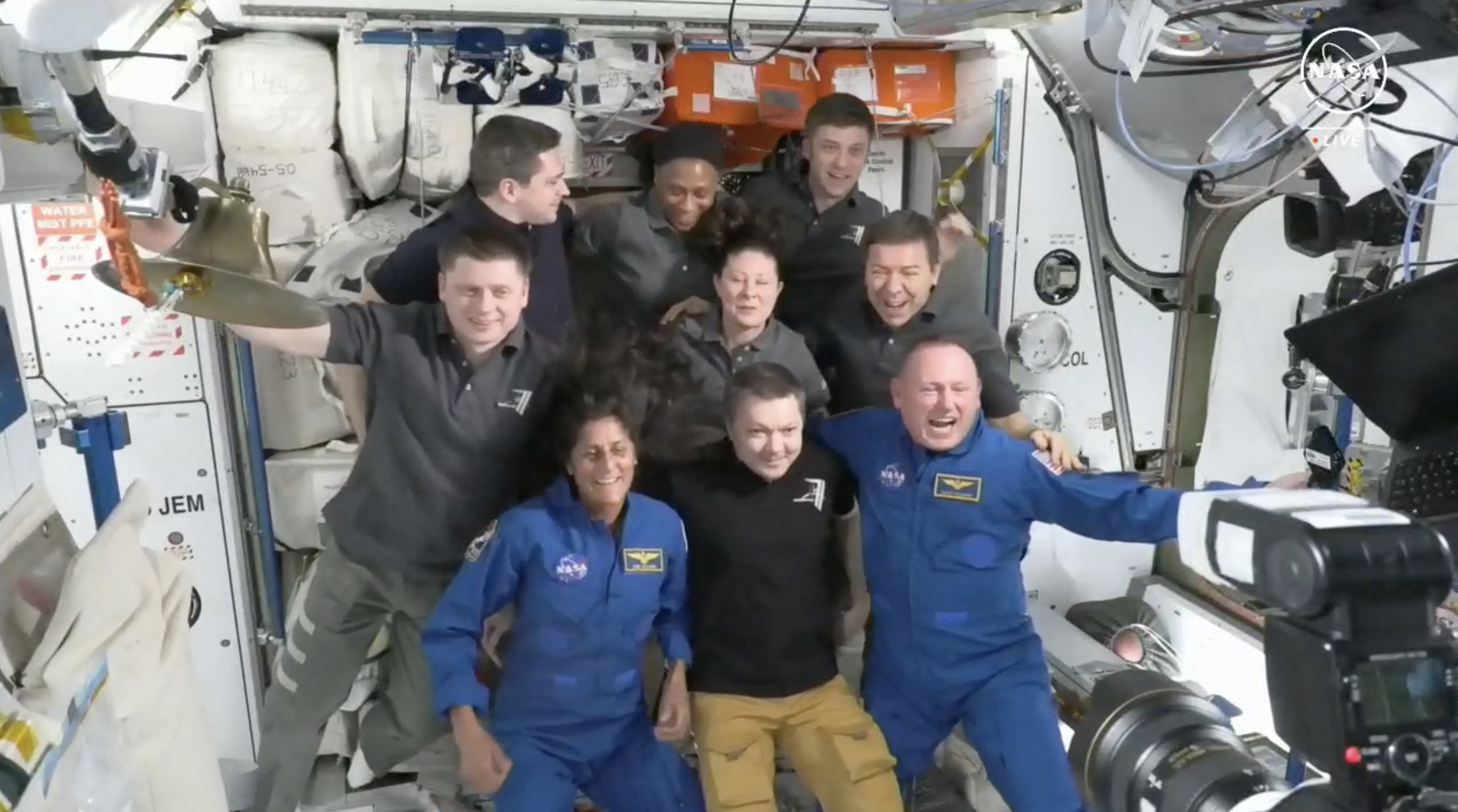 Dieser Screenshot von der NASA zeigt die Astronauten Suni Williams (sitzend links) und Butch Wilmore (sitzend rechts) mit der Besatzung der Internationalen Raumstation (ISS) nach dem Andocken des Boeing Starliner am 6. Juni 2024. 